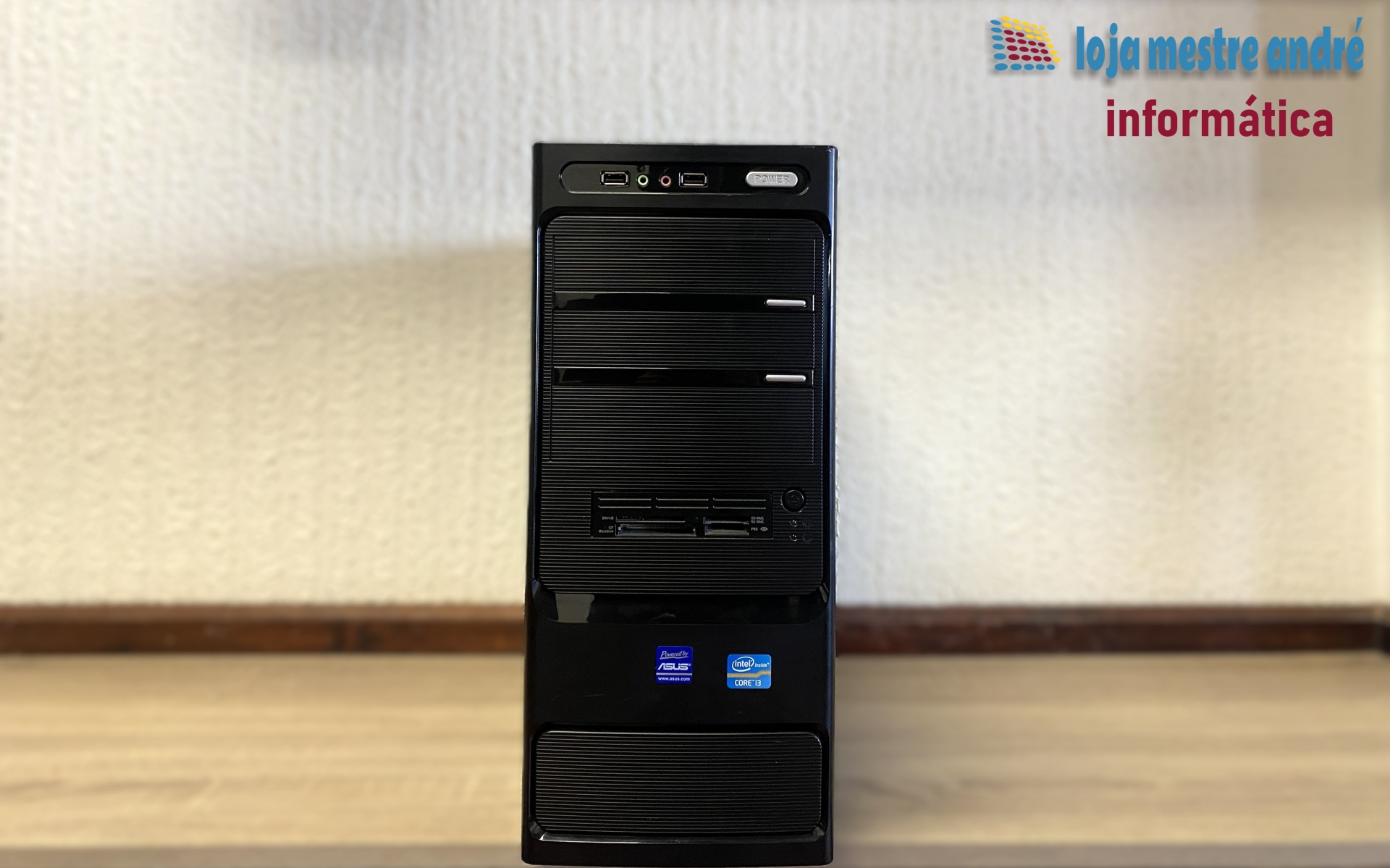 LMA B2 Torre de computador preta com etiquetas Intel e ASUS em fundo de parede clara e chão de madeira