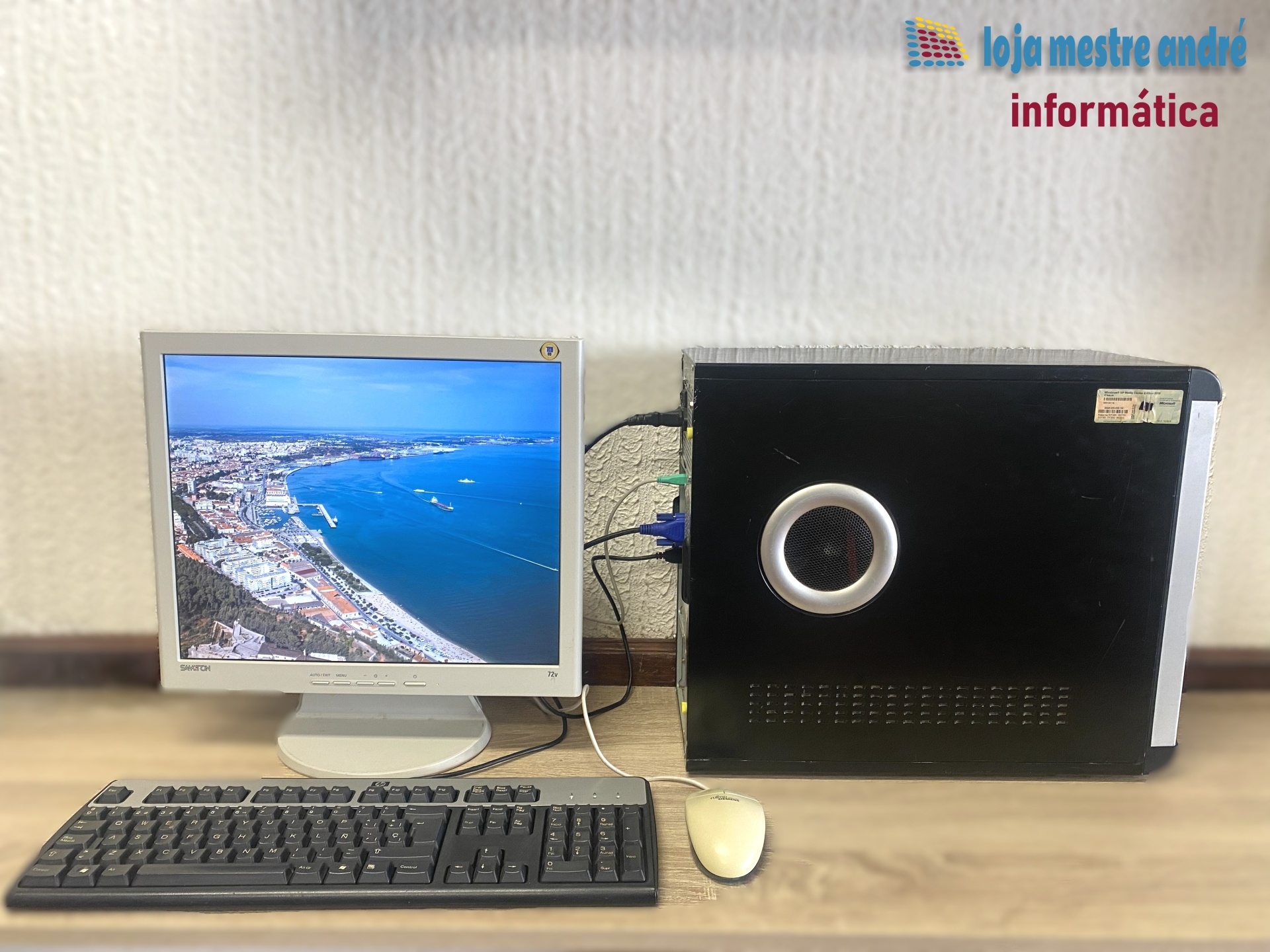 LMA B3 Computador de secretária com monitor, teclado e rato sobre mesa