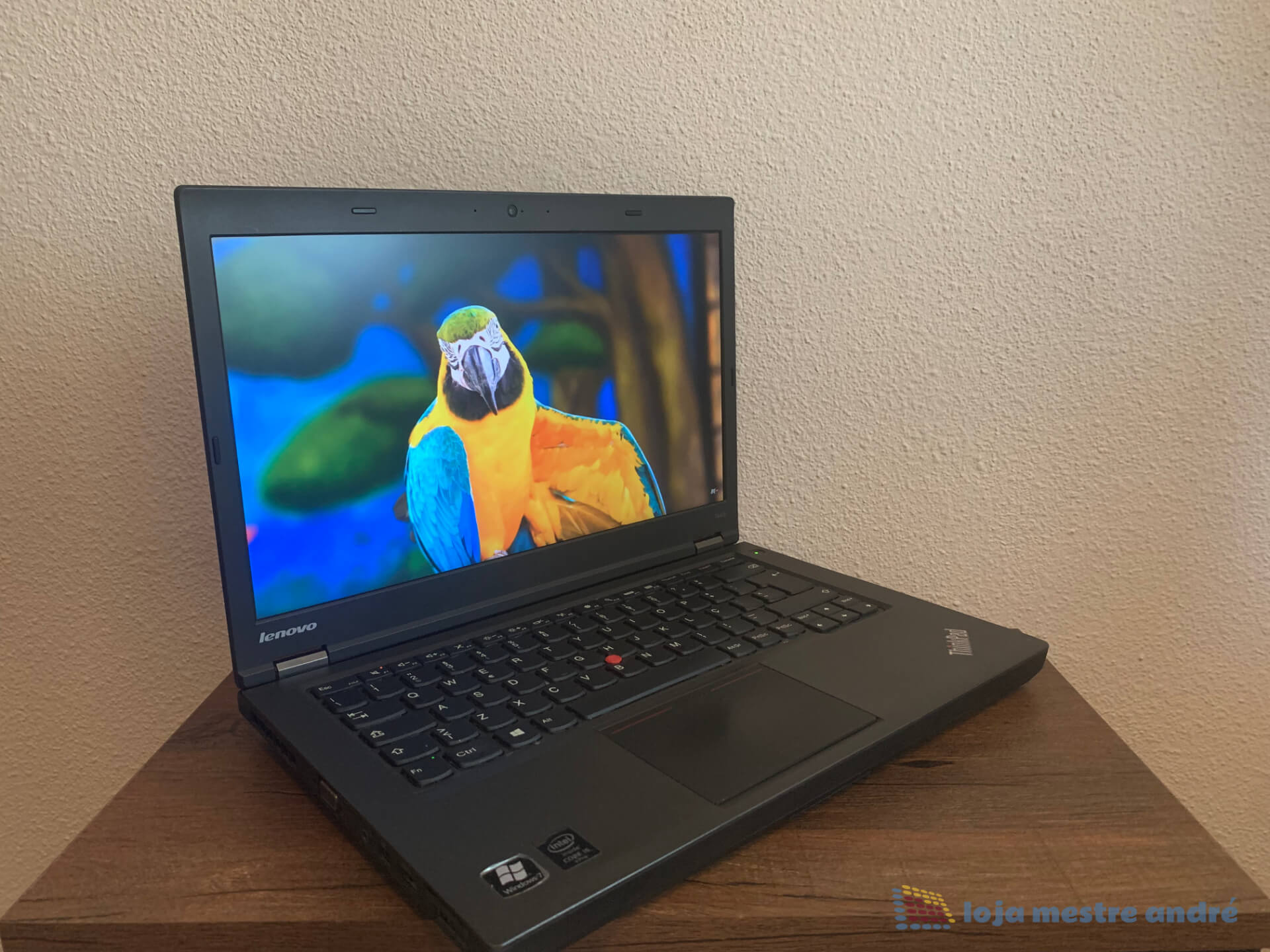 Computador portátil Lenovo ThinkPad T440p Intel Core i5 SSD 240GB RAM 8GB Windows 11 PRO Portátil Lenovo ThinkPad preto aberto mostrando imagem colorida de papagaio azul e amarelo