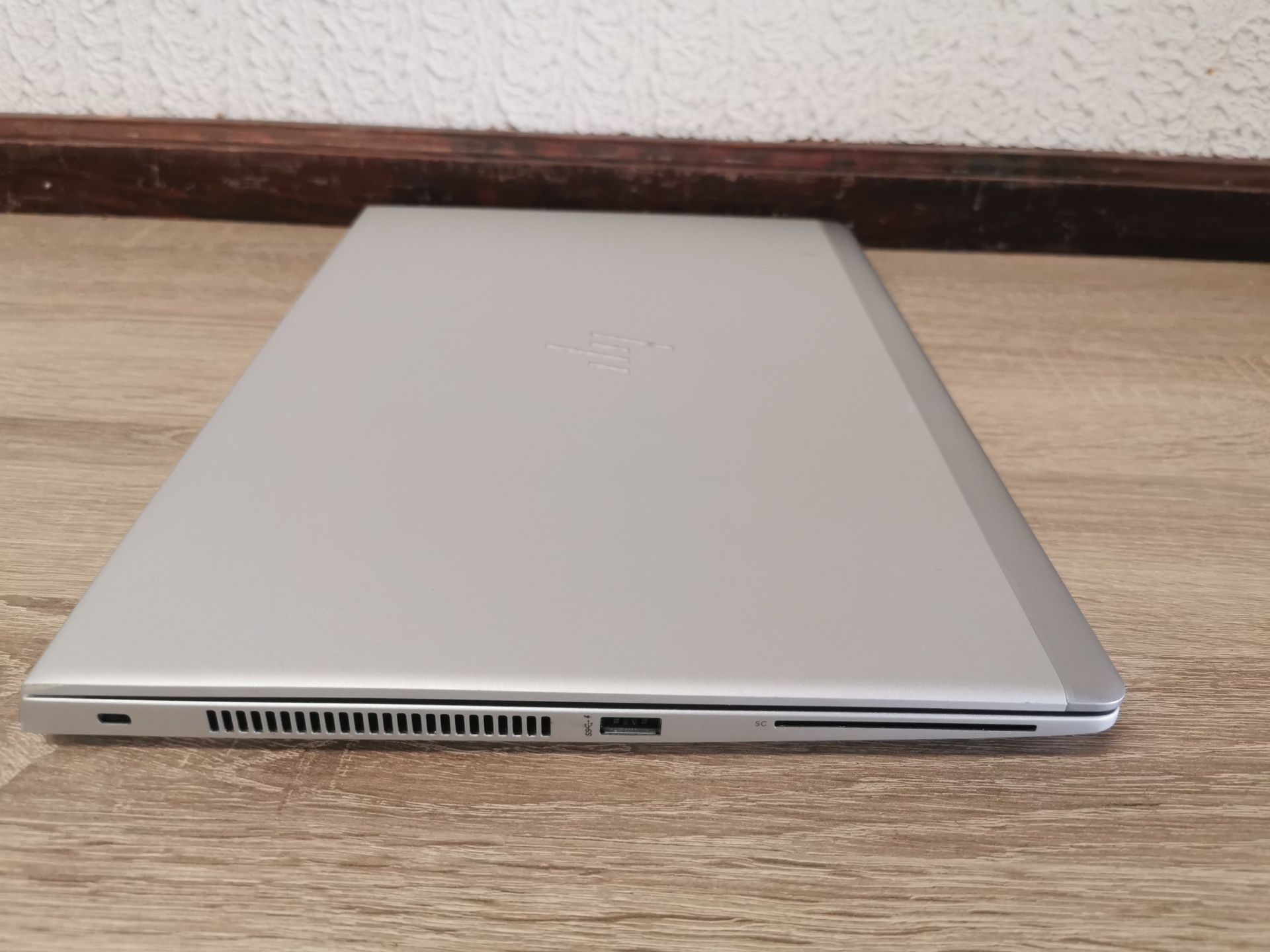 HP Elitebook 840 G5 - Intel Core i5 - 8GB ram - SSD 256GB - Windows 11 PRO Portátil HP prateado fechado numa superfície de madeira clara