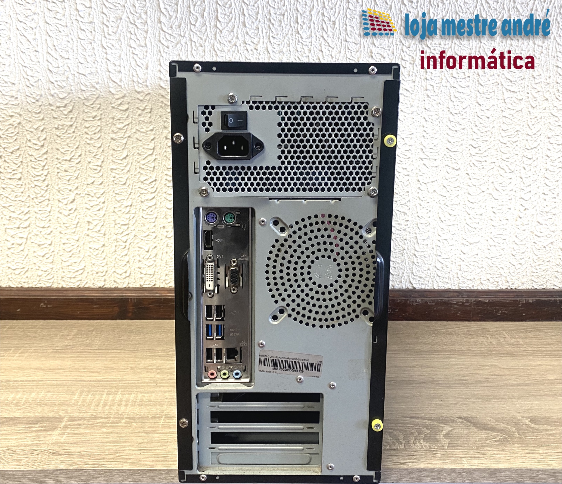 LMA B3 Torre de computador cinzenta e preta vista de trás com portas e ventilação