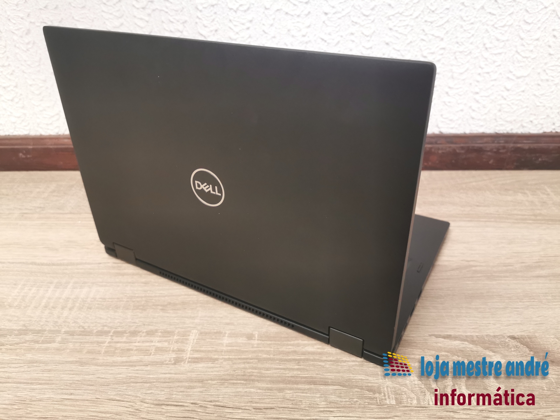 DELL Latitude 7390 2-in-1 Computador portátil preto Dell inclinado numa superfície de madeira