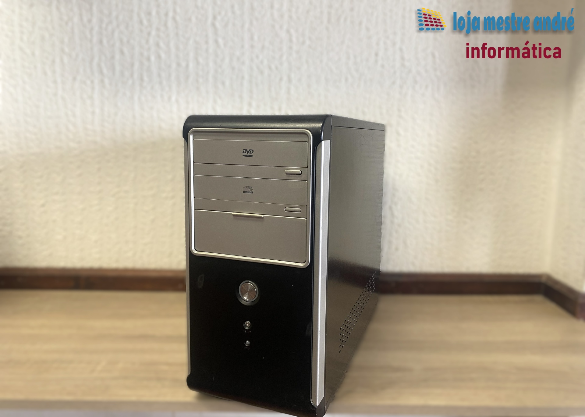 LMA B3 Computador desktop preto e cinzento com unidades ópticas em fundo branco