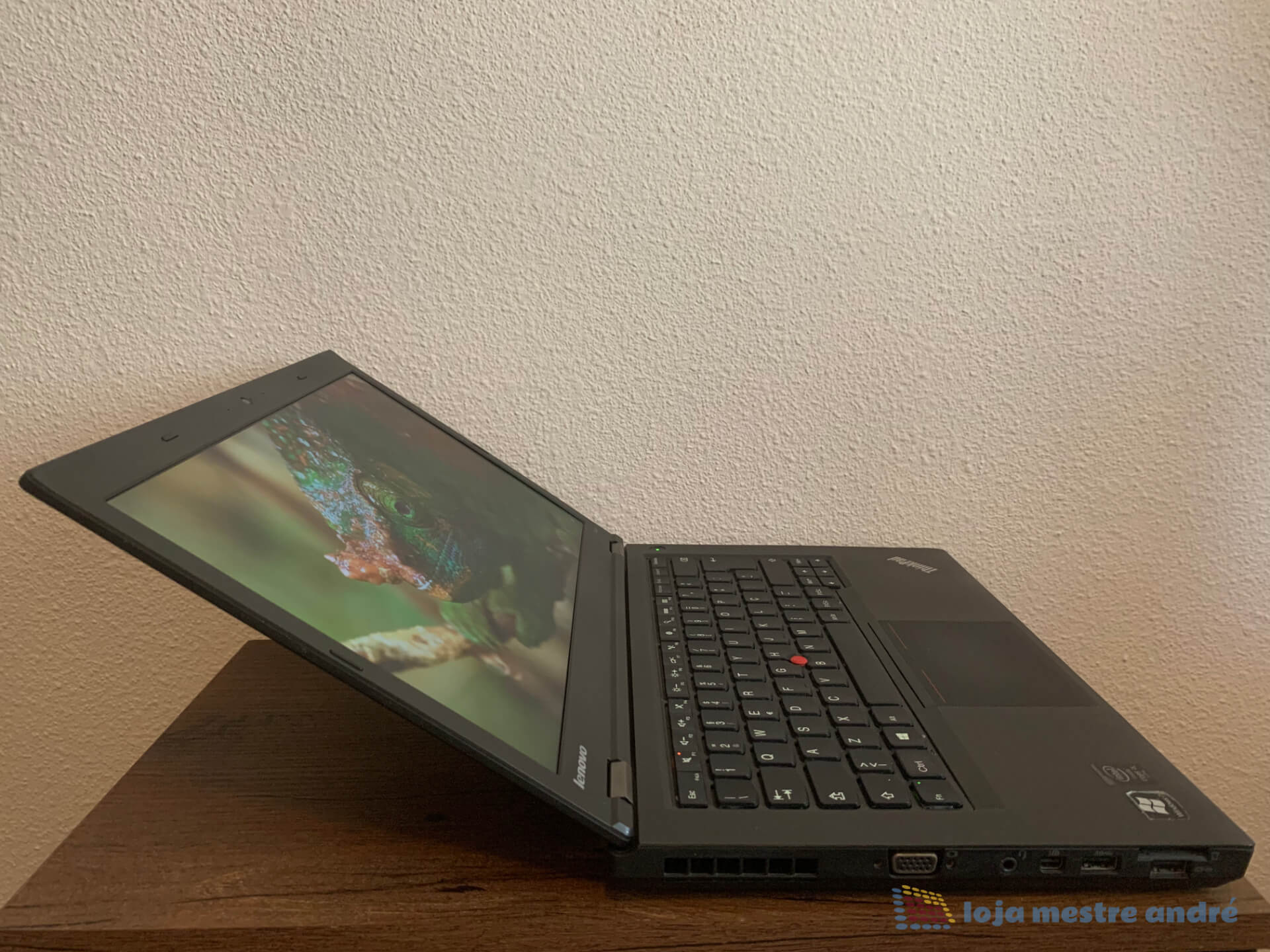 Computador portátil Lenovo ThinkPad T440p Intel Core i5 SSD 240GB RAM 8GB Windows 11 PRO Portátil Lenovo ThinkPad preto aberto sobre mesa escura contra parede branca