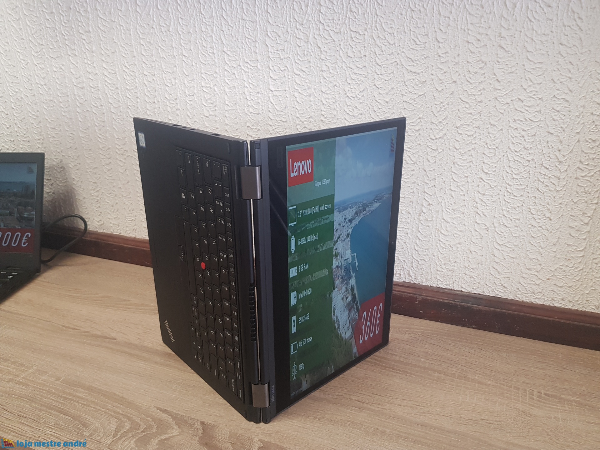 Computador portátil LENOVO Thinkpad X380 Yoga Touch-Screen IPS Full HD Intel Core i5 SSD 256GB Windows 11 PRO Notebook Lenovo aberto em 90 graus em superfície de madeira
