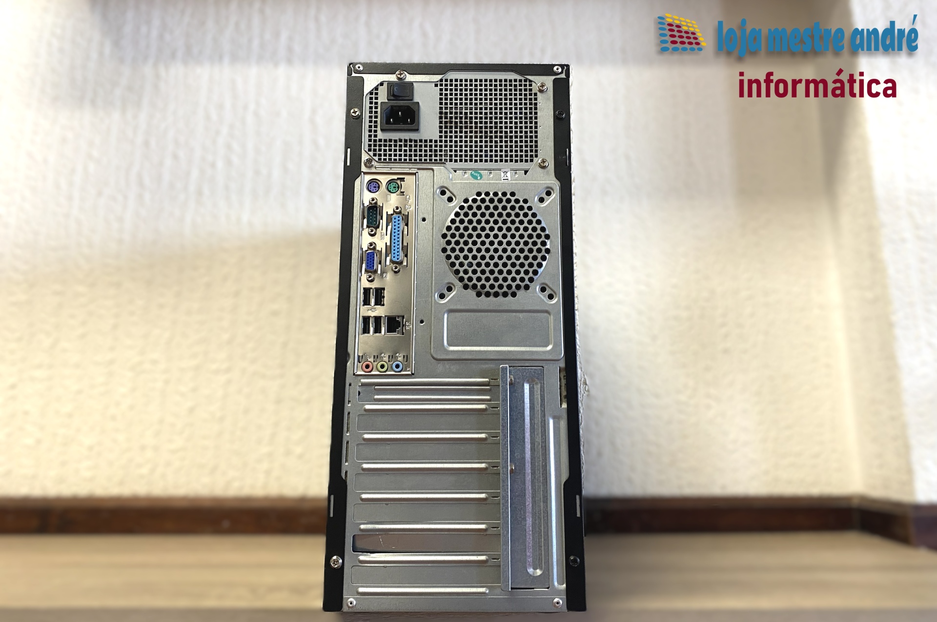 LMA B2 Parte traseira de uma torre de computador com várias portas e ventilador