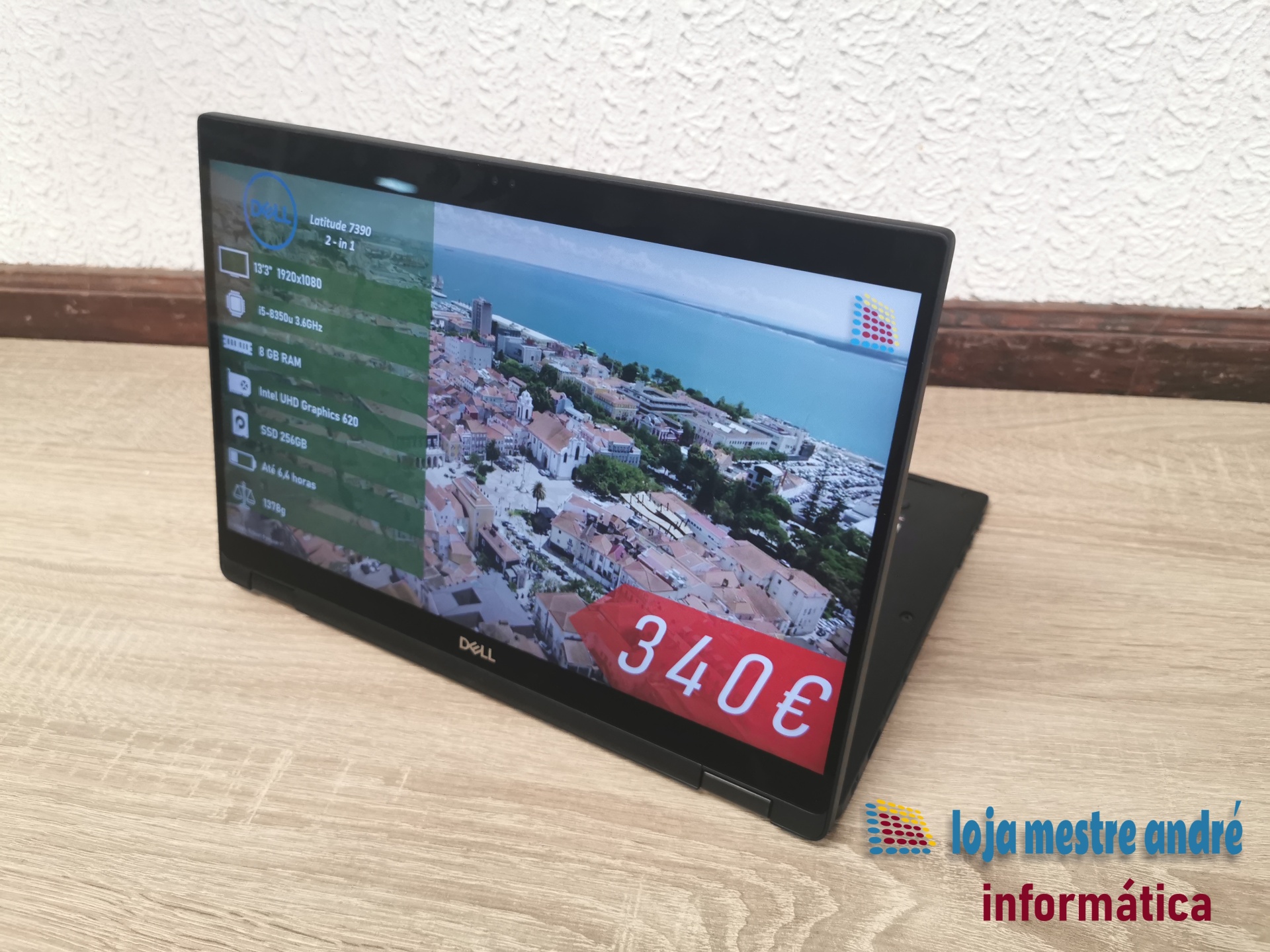 DELL Latitude 7390 2-in-1 Computador portátil Dell Latitude 7390 2 em 1 possivelmente preto em superfície de madeira