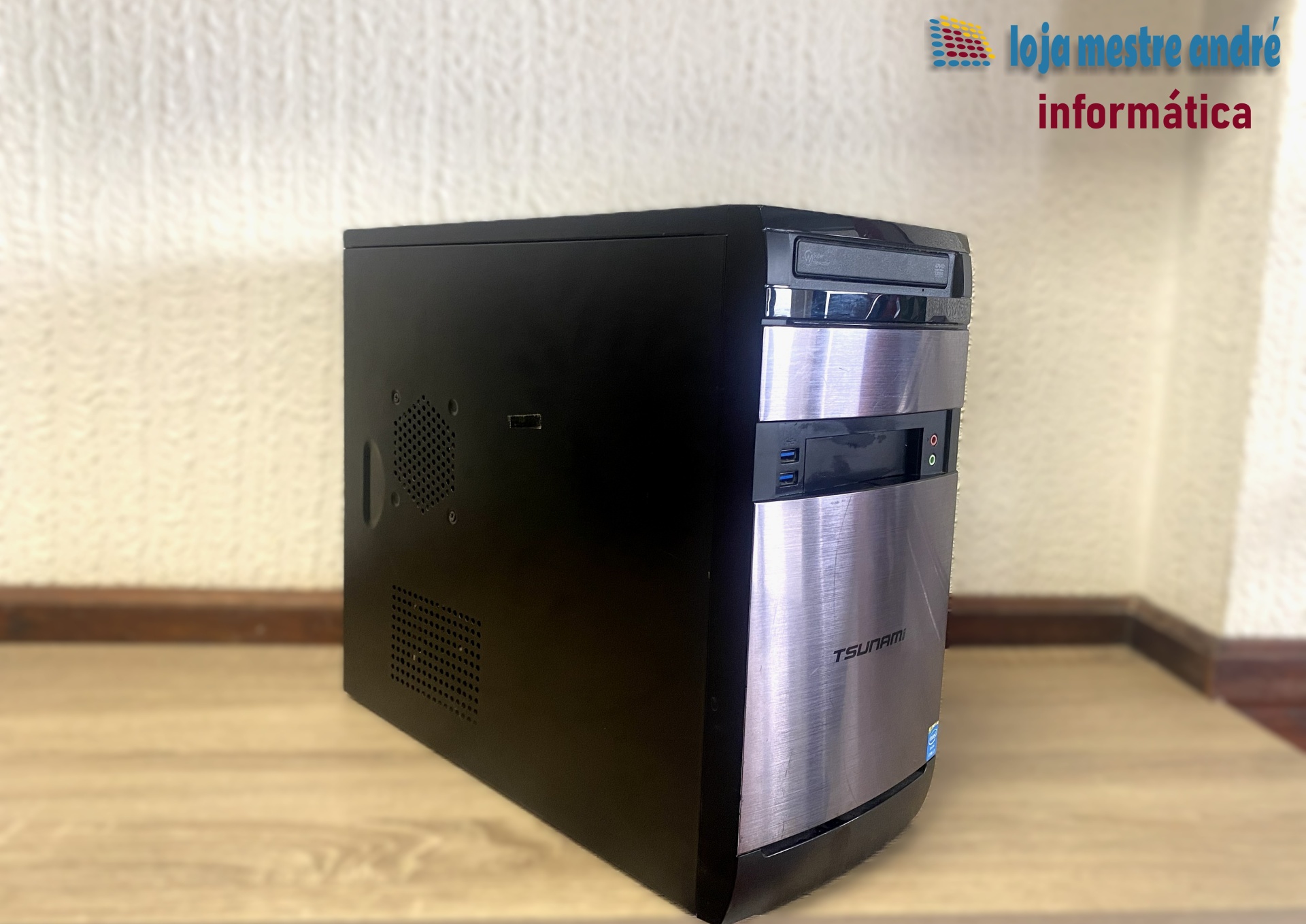 TSUNAMI Torre de computador preta com frente em metal escovado e logo TSUNAMI