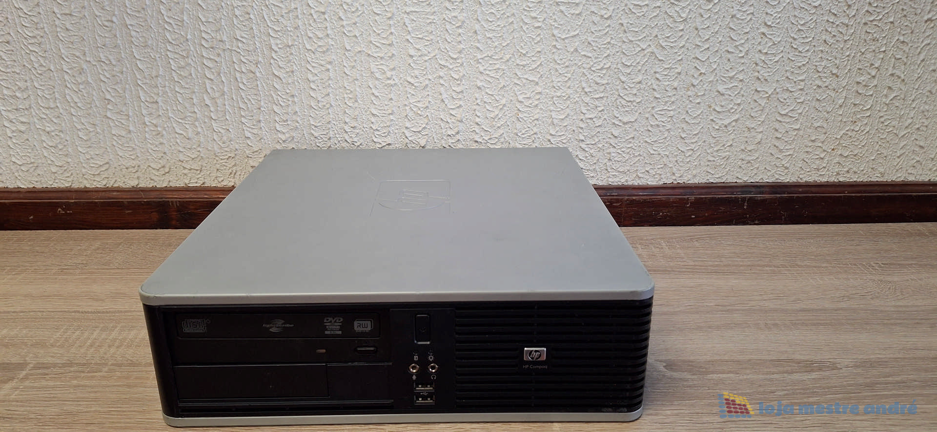 Computador desktop HP Compaq DC7900 Intel Core 2 Duo SSD 120GB HDD 500GB Windows 10 Home Computador desktop HP preto e cinza sobre chão de madeira clara