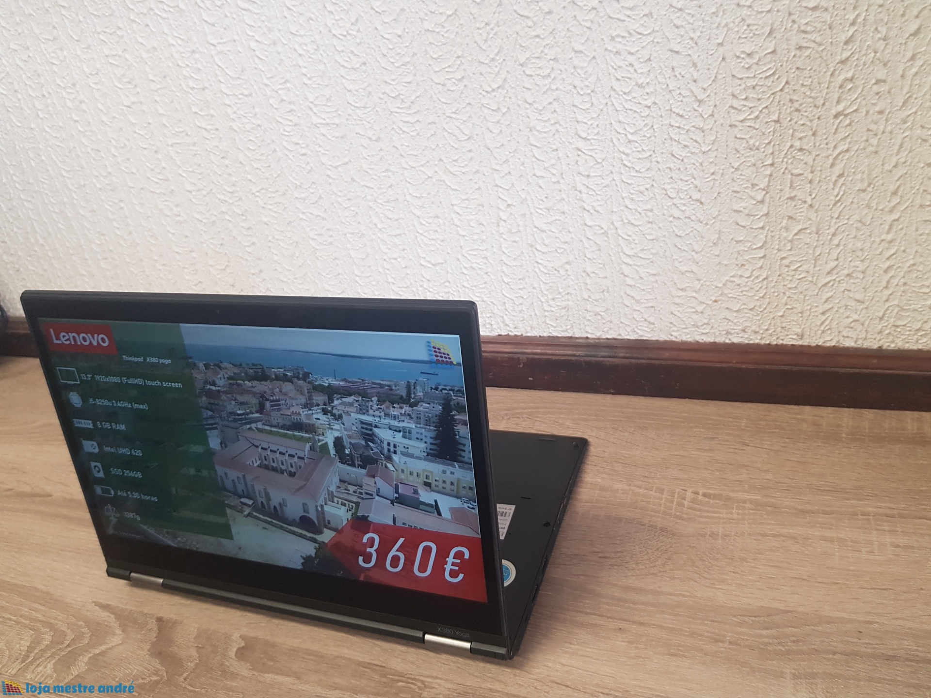 Computador portátil LENOVO Thinkpad X380 Yoga Touch-Screen IPS Full HD Intel Core i5 SSD 256GB Windows 11 PRO Portátil Lenovo preto numa superfície de madeira com ecrã a mostrar preço