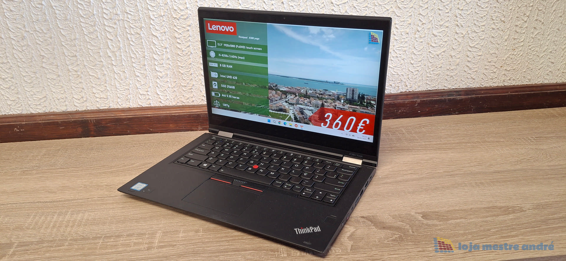 Computador portátil LENOVO Thinkpad X380 Yoga Touch-Screen IPS Full HD Intel Core i5 SSD 256GB Windows 11 PRO Computador portátil Lenovo ThinkPad preto aberto em chão de madeira com interface verde e preço 360€ na tela.