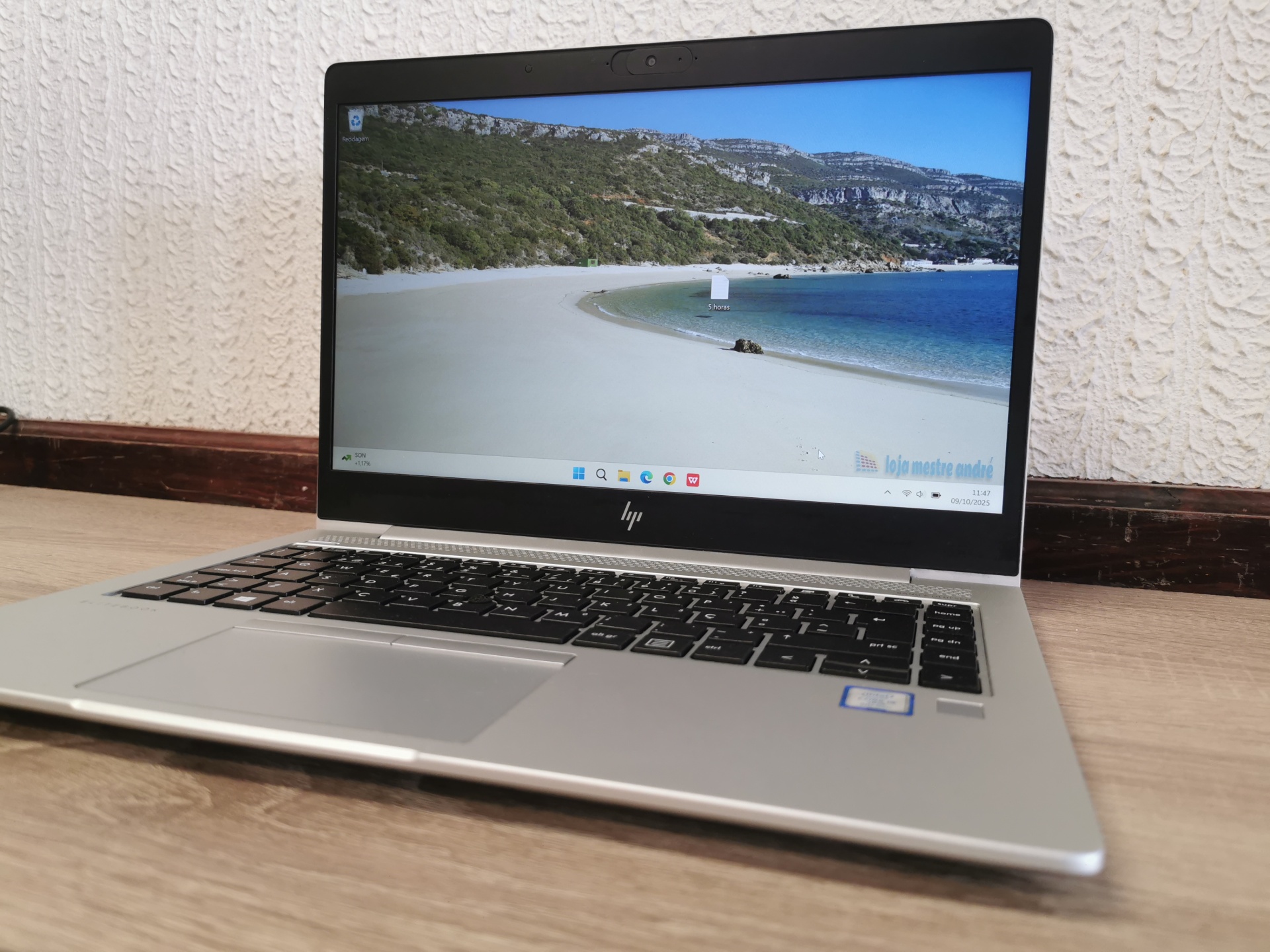 HP Elitebook 840 G5 - Intel Core i5 - 8GB ram - SSD 256GB - Windows 11 PRO Computador portátil HP prateado com ecrã de praia e teclado preto