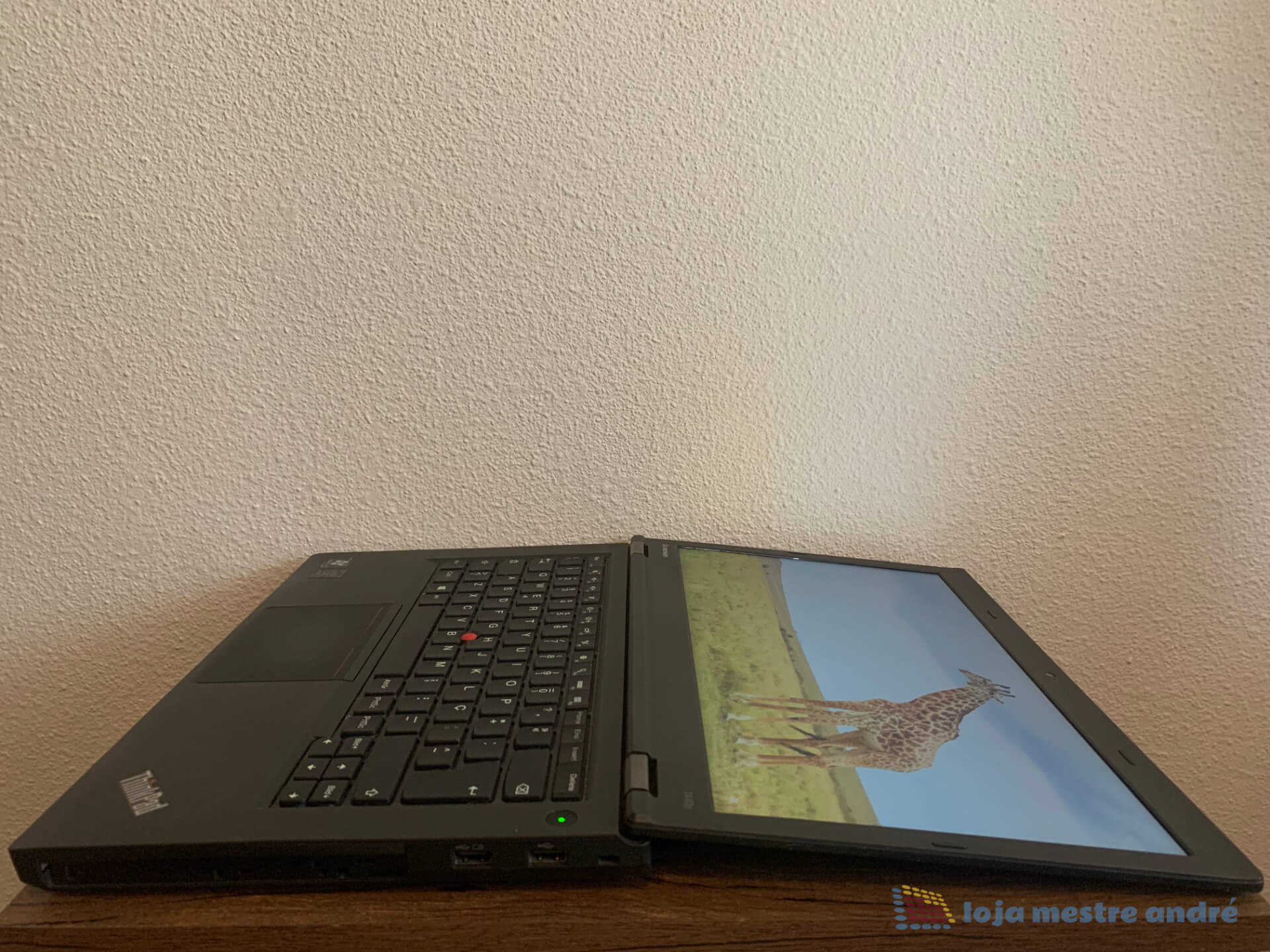 Computador portátil Lenovo ThinkPad T440p Intel Core i5 SSD 240GB RAM 8GB Windows 11 PRO Computador portátil Lenovo ThinkPad com ecrã aberto mostrando girafa