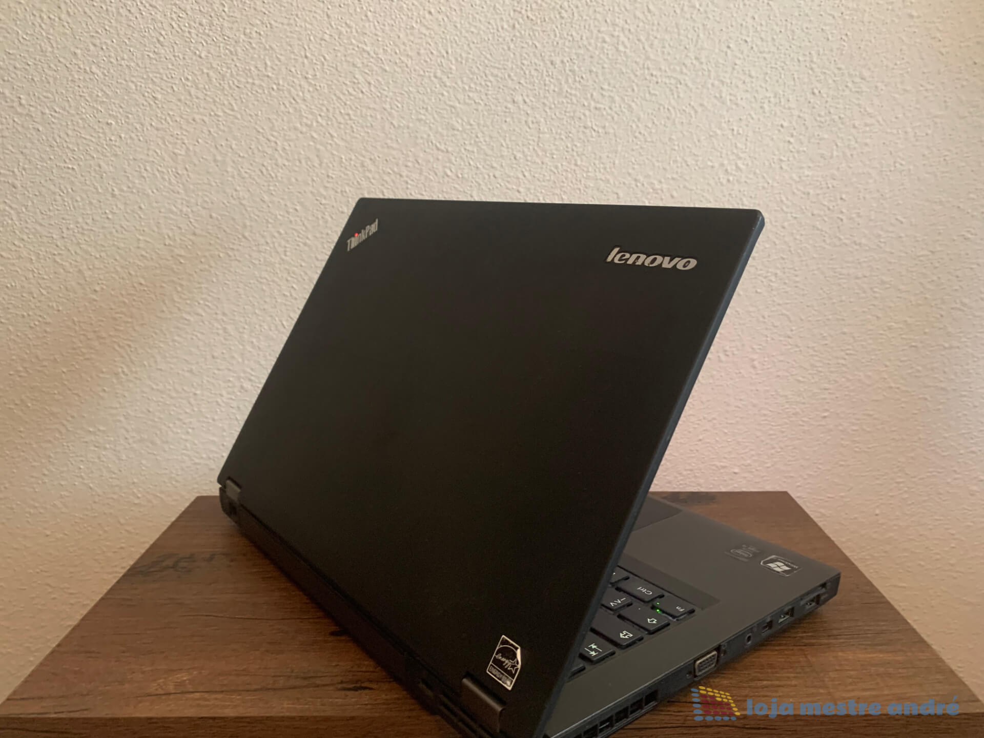 Computador portátil Lenovo ThinkPad T440p Intel Core i5 SSD 240GB RAM 8GB Windows 11 PRO Portátil Lenovo preto sobre mesa de madeira e parede branca