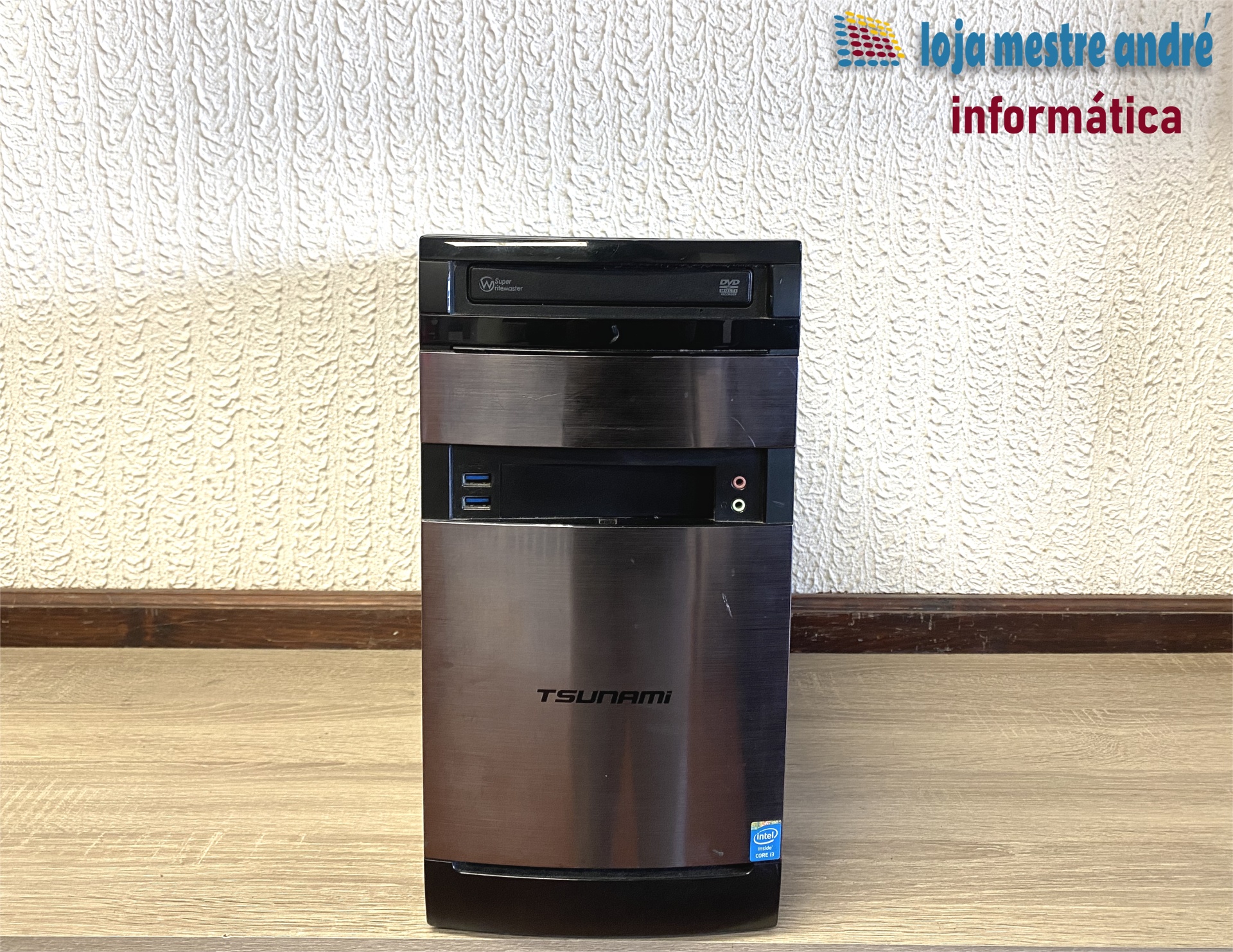 TSUNAMI Torre de computador preto Tsunami com leitor de DVD e portas USB numa sala com chão de madeira