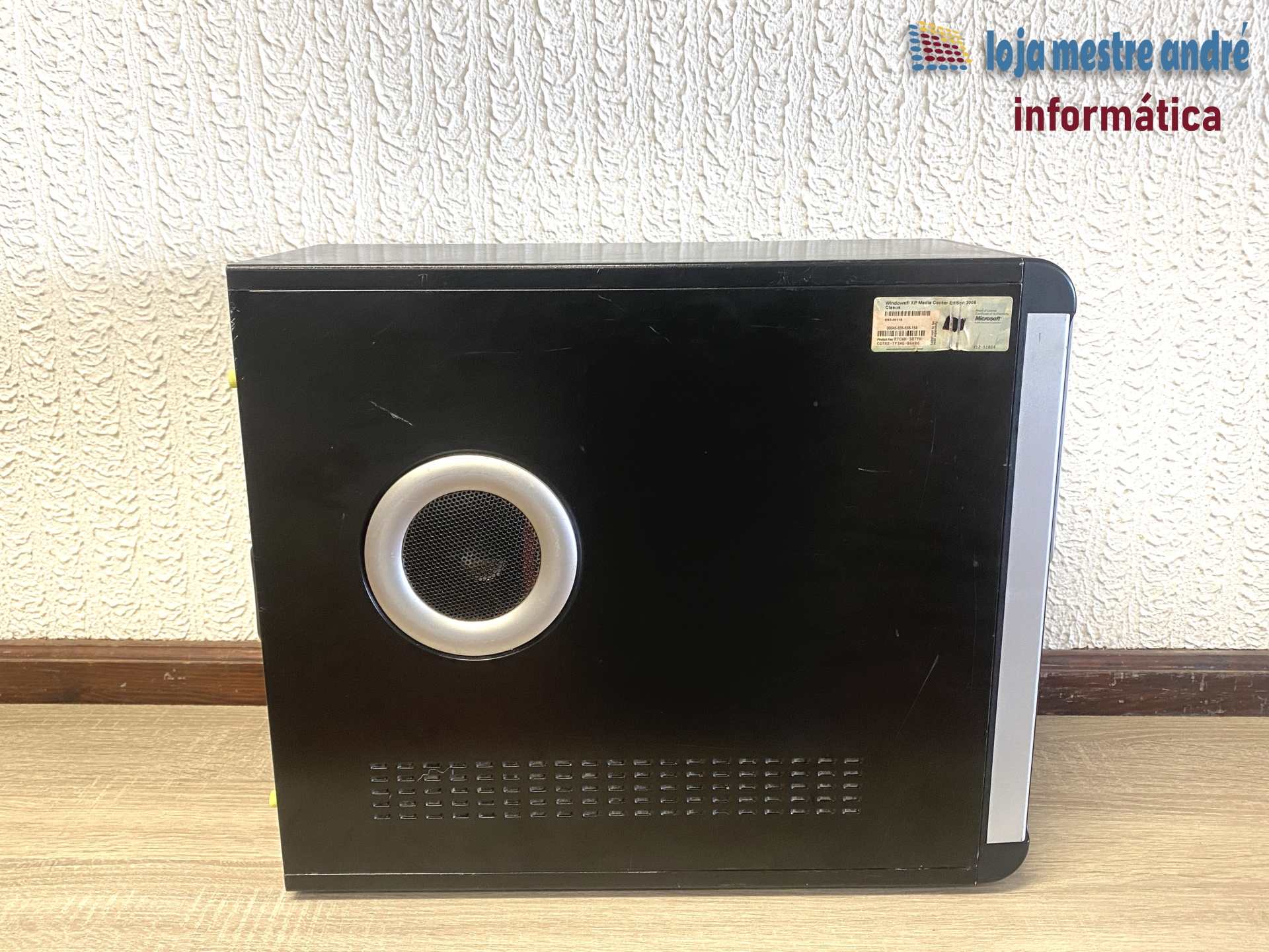 LMA B3 Computador torre preto com ventilação circular e etiqueta Windows XP Media Center Edition 2005
