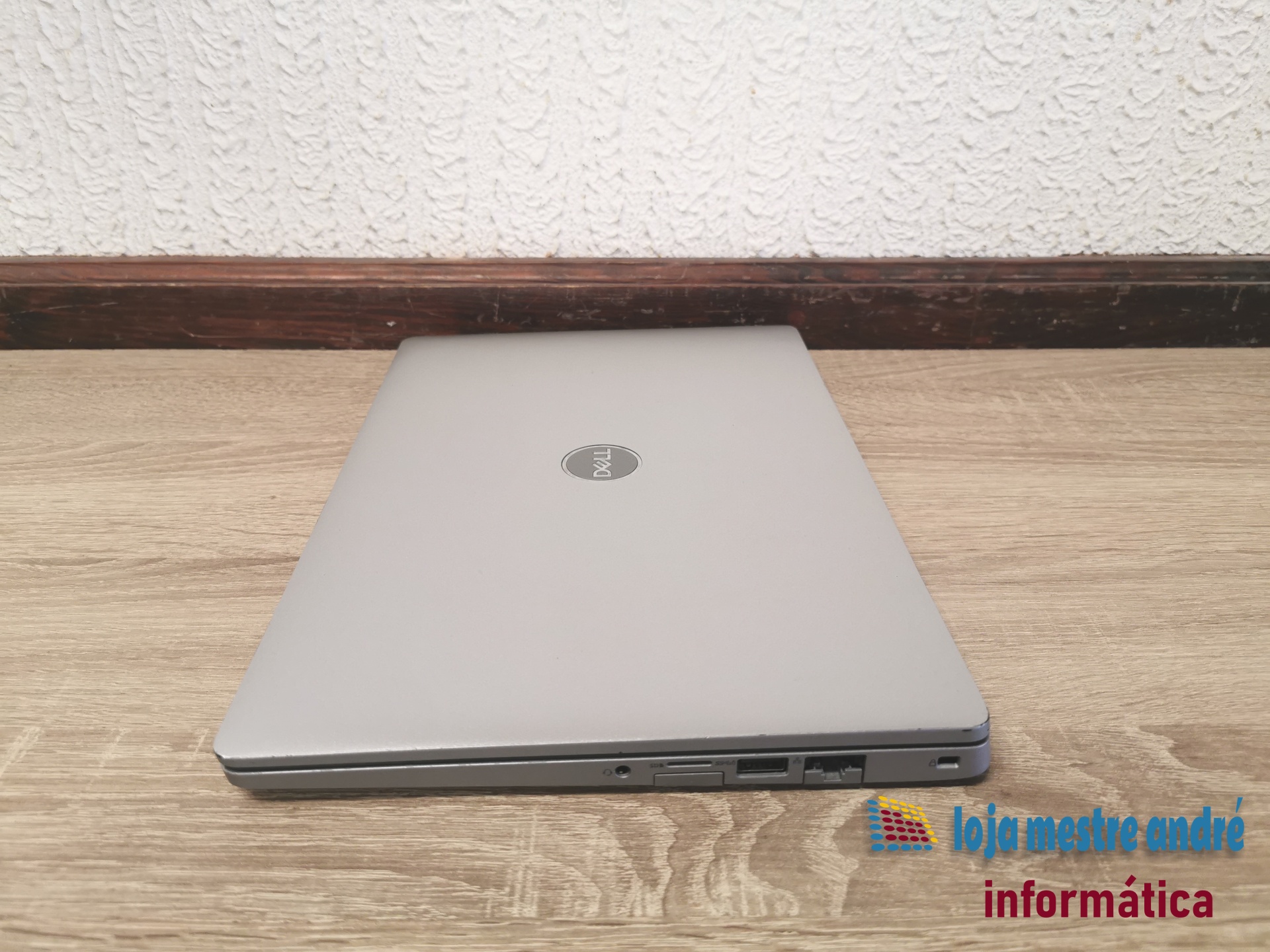 DELL Latitude 5310 Computador portátil Dell fechado cinzento numa superfície de madeira clara