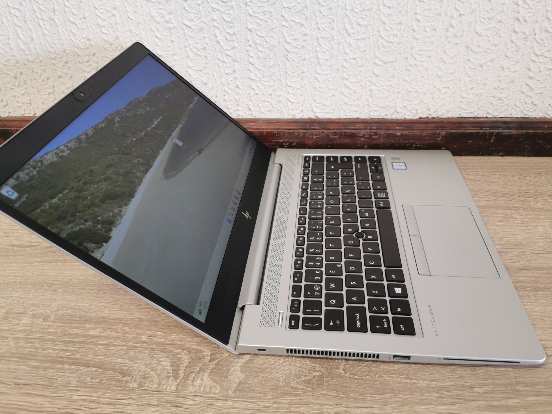 HP Elitebook 840 G5 - Intel Core i5 - 8GB ram - SSD 256GB - Windows 11 PRO Computador portátil HP EliteBook prateado com teclado preto em fundo de madeira.