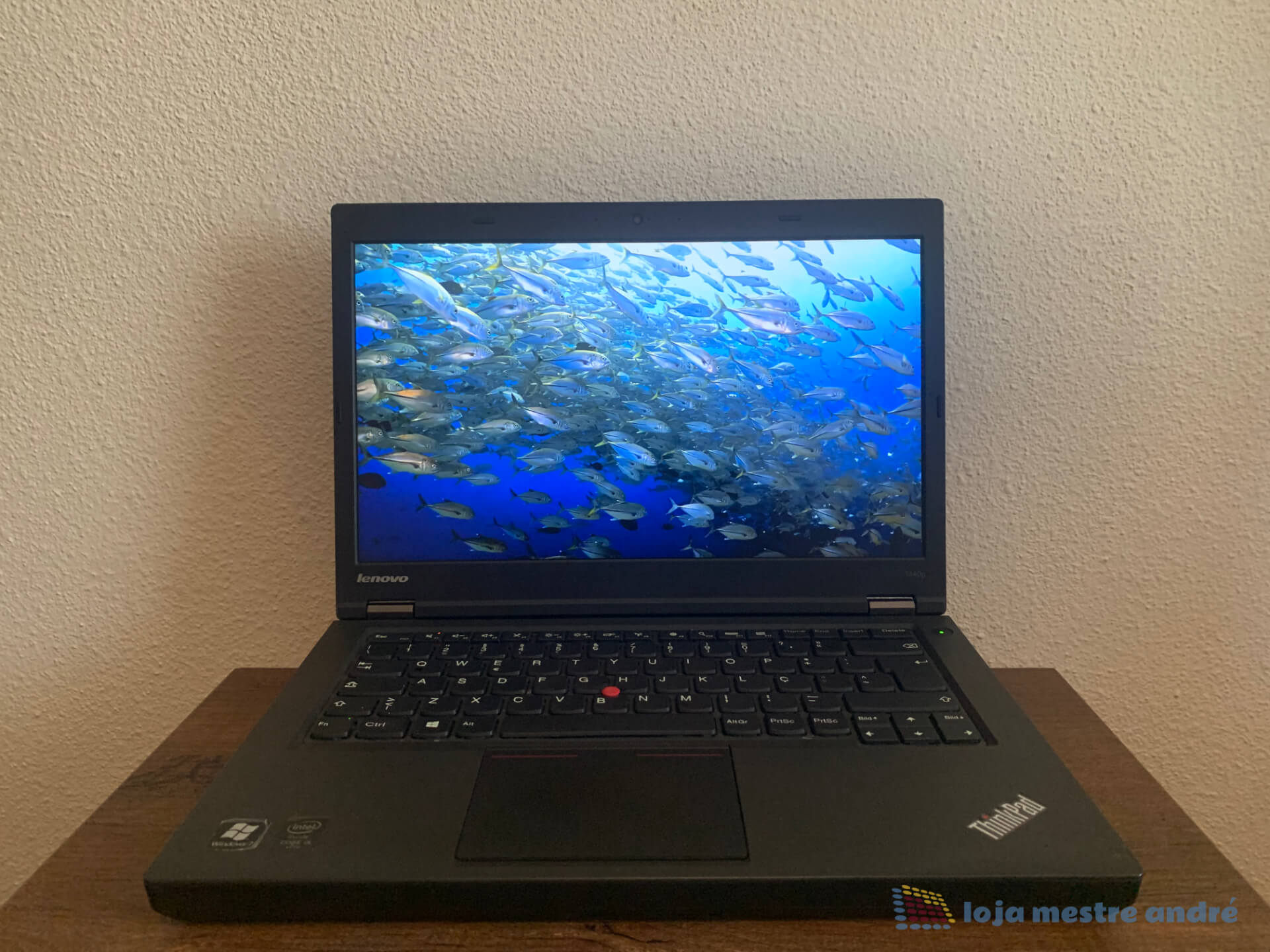 Computador portátil Lenovo ThinkPad T440p Intel Core i5 SSD 240GB RAM 8GB Windows 11 PRO Portátil Lenovo ThinkPad preto aberto com imagem de peixes no ecrã