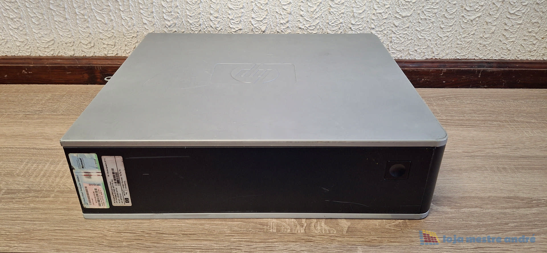 Computador desktop HP Compaq DC7900 Intel Core 2 Duo SSD 120GB HDD 500GB Windows 10 Home Computador desktop cinzento com painel preto sobre chão de madeira