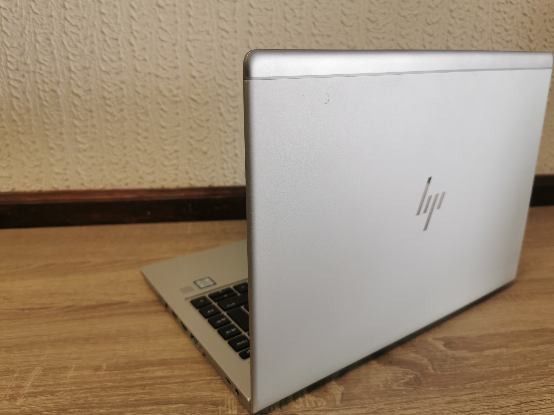 HP Elitebook 840 G5 - Intel Core i5 - 8GB ram - SSD 256GB - Windows 11 PRO Portátil HP prateado sobre mesa de madeira