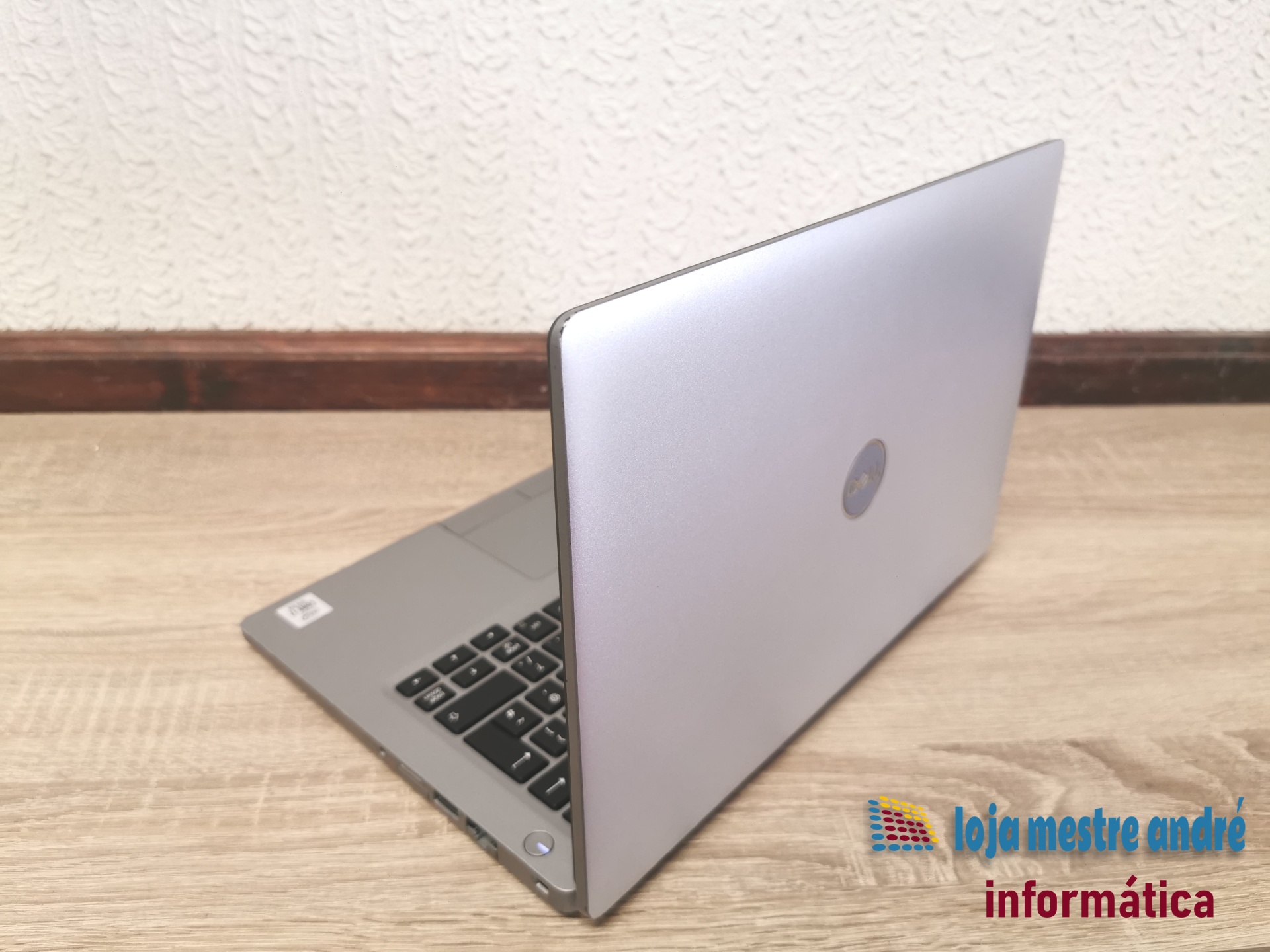 DELL Latitude 5310 Computador portátil prata com teclado preto sobre mesa de madeira