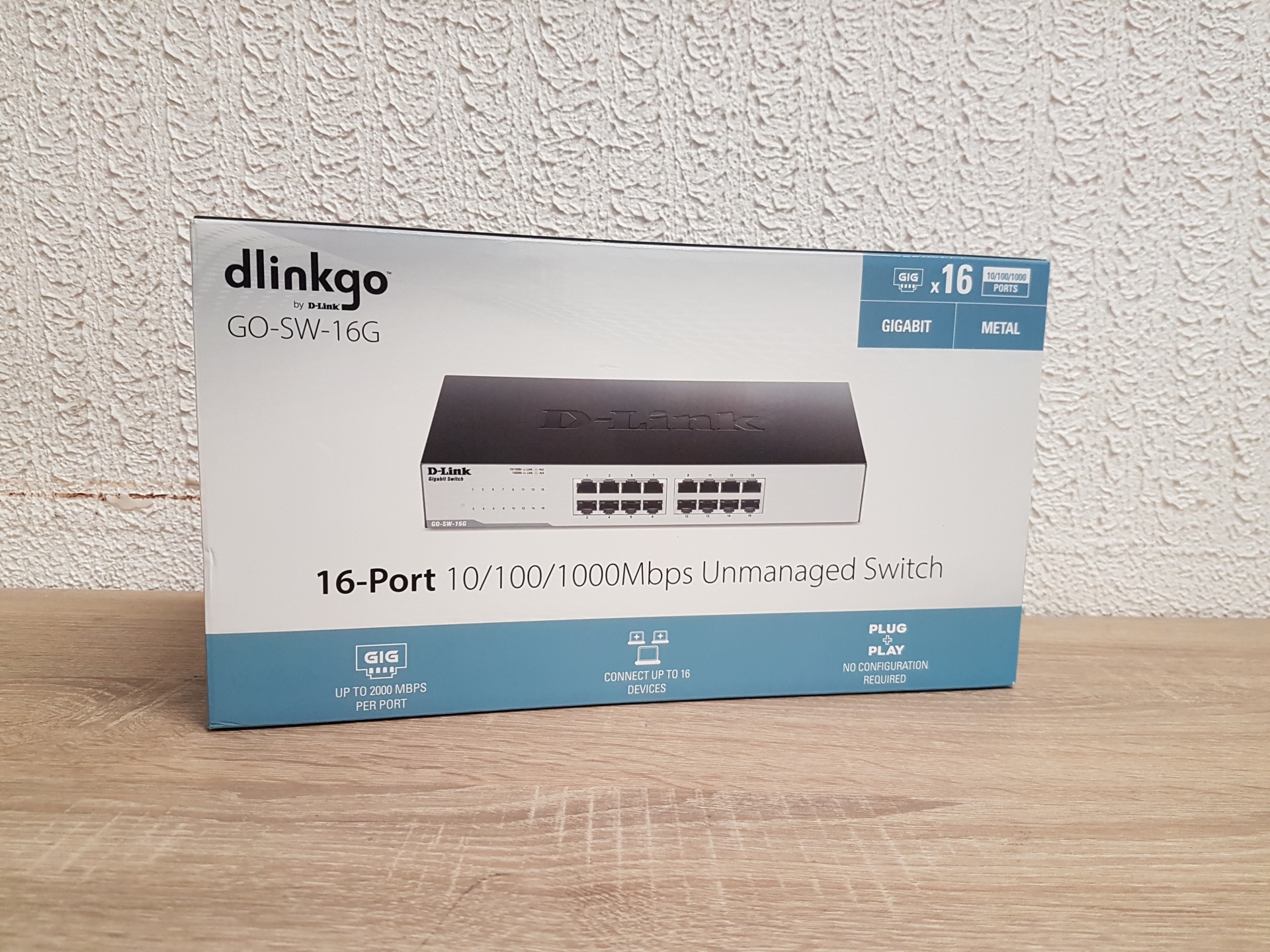 D-LINK GO-SW-16G Caixa do switch de rede dlinkgo GO-SW-16G com 16 portas sobre superfície de madeira clara