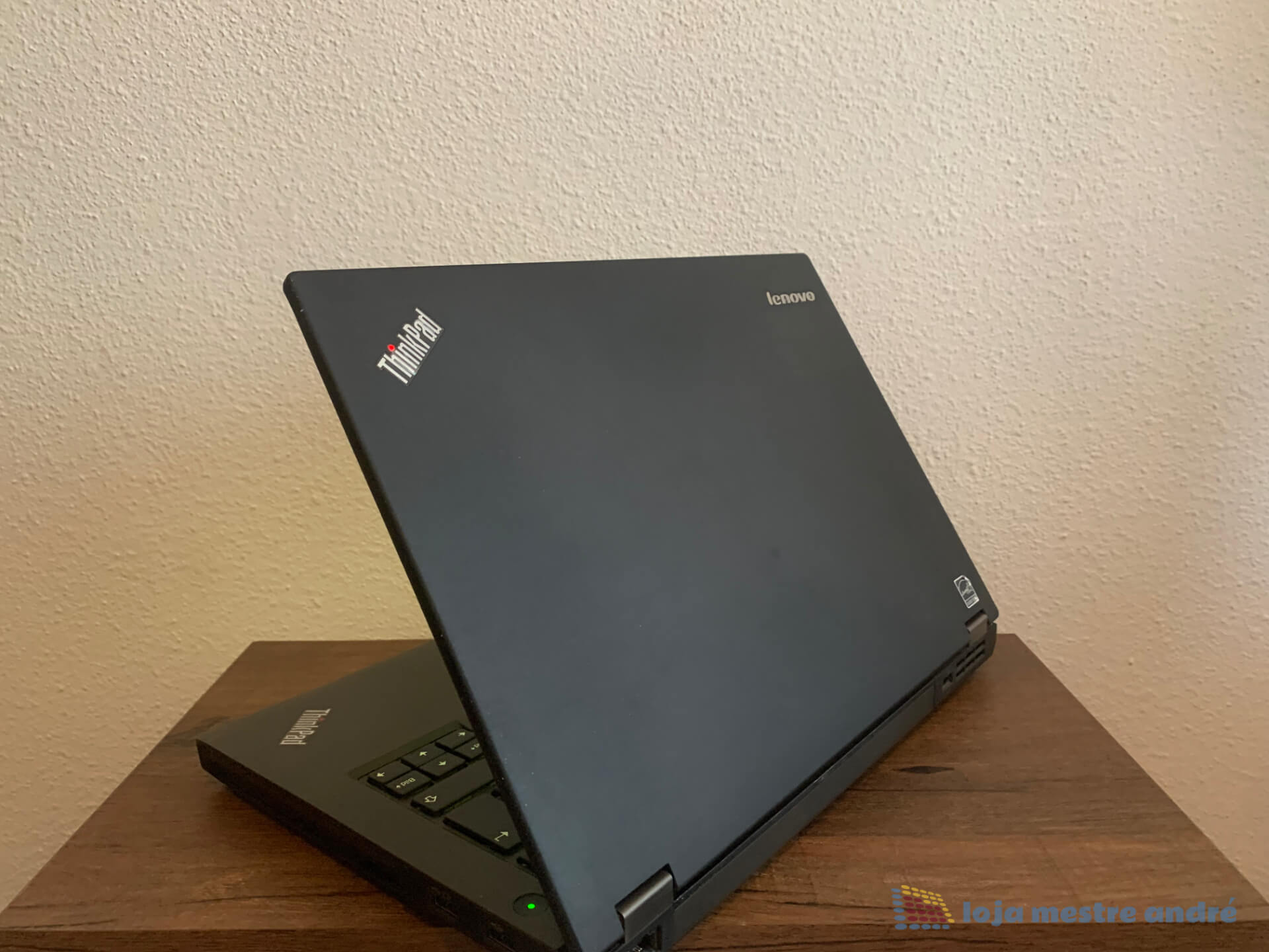 Computador portátil Lenovo ThinkPad T440p Intel Core i5 SSD 240GB RAM 8GB Windows 11 PRO Computador portátil preto Lenovo ThinkPad parcialmente aberto sobre mesa de madeira clara