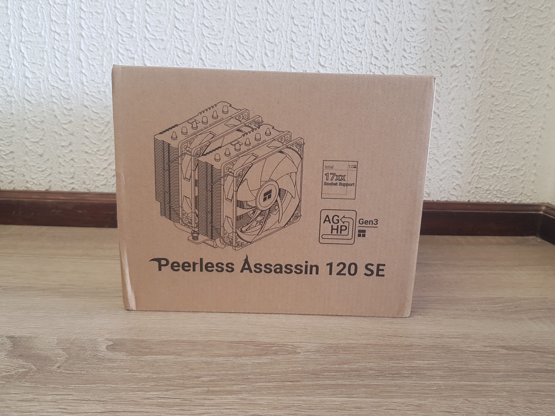 Peerless Assassin 120 SE CPU COOLER Caixa castanha com cooler Peerless Assassin 120 SE impressa