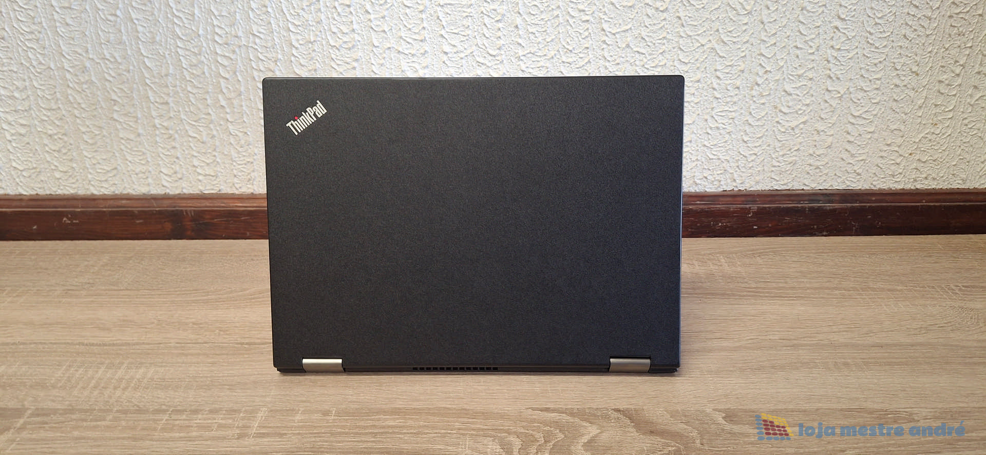 Computador portátil LENOVO Thinkpad X380 Yoga Touch-Screen IPS Full HD Intel Core i5 SSD 256GB Windows 11 PRO Computador portátil preto ThinkPad fechado sobre superfície de madeira clara