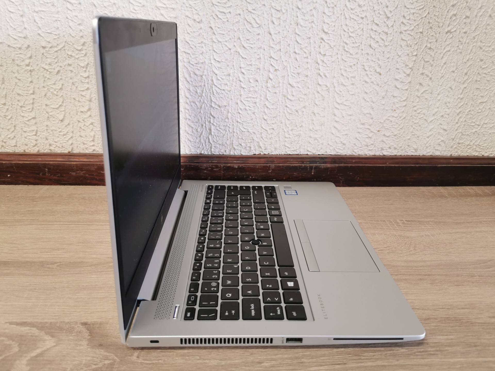 HP Elitebook 840 G5 - Intel Core i5 - 8GB ram - SSD 256GB - Windows 11 PRO Computador portátil HP EliteBook prata com teclado preto e trackpoint azul