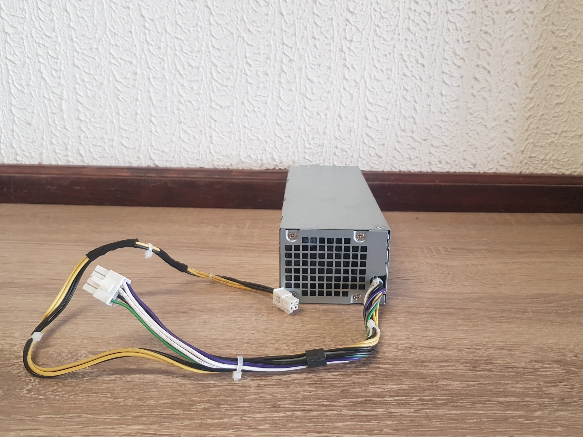 Fonte de Alimentação DELL 240w Fonte de alimentação de computador com cabos coloridos sobre chão de madeira
