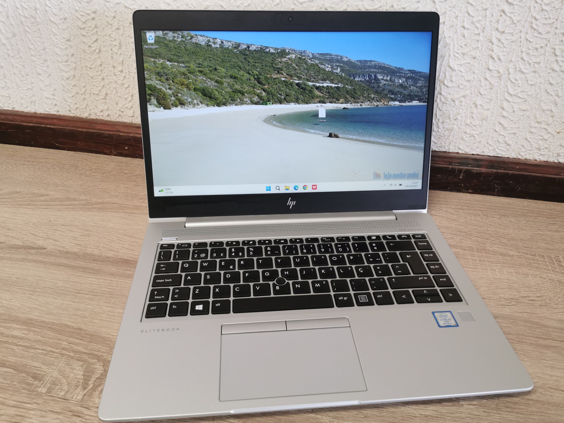 HP Elitebook 840 G5 - Intel Core i5 - 8GB ram - SSD 256GB - Windows 11 PRO Computador portátil HP prateado com teclado preto e imagem de praia na tela.
