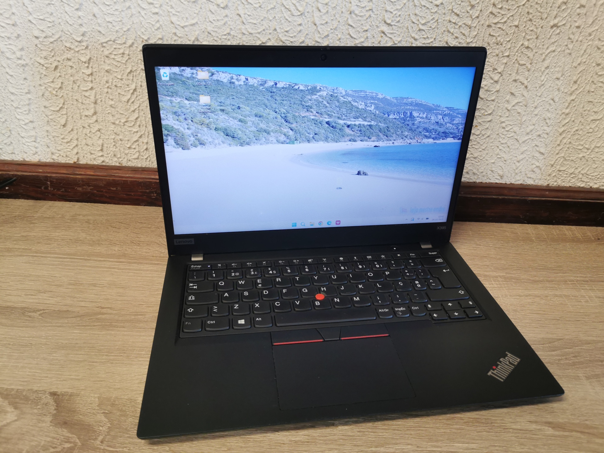 LENOVO ThinkPad X395 Computador portátil Lenovo ThinkPad X395 preto com teclado e ecrã ligado