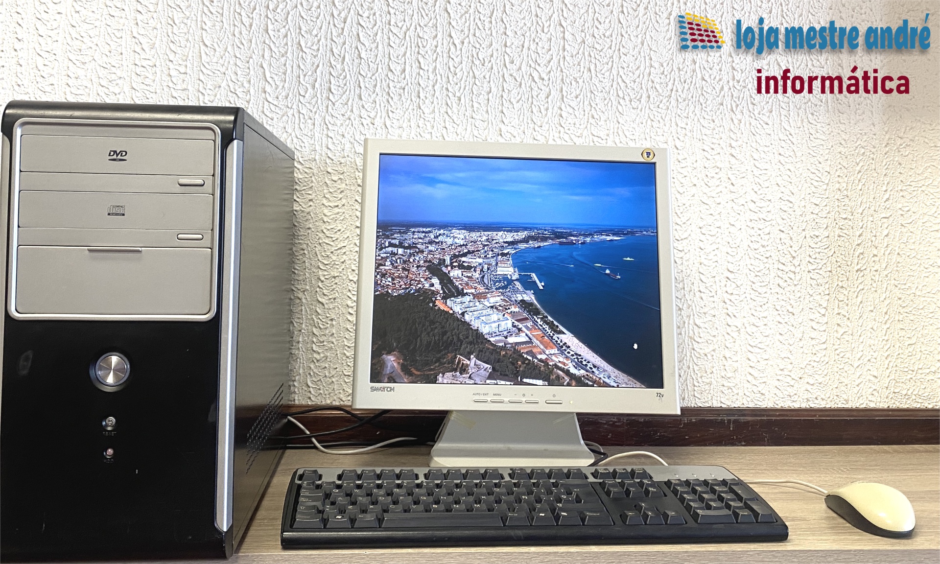 LMA B3 Computador de secretária com monitor CRT, teclado e rato numa mesa