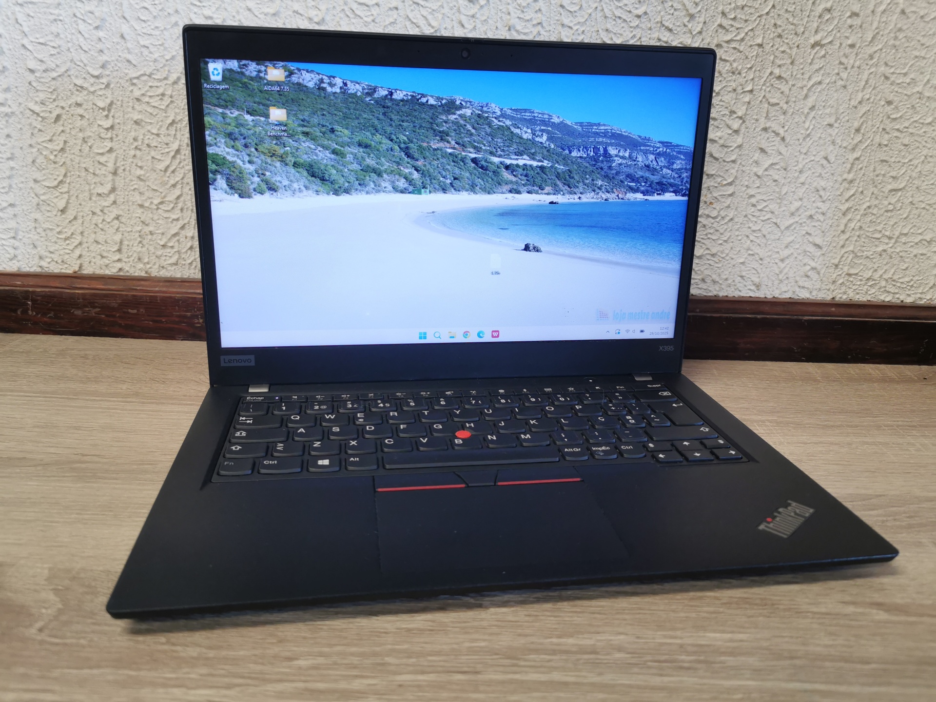 LENOVO ThinkPad X395 Computador portátil Lenovo ThinkPad X395 aberto em cima de mesa de madeira clara