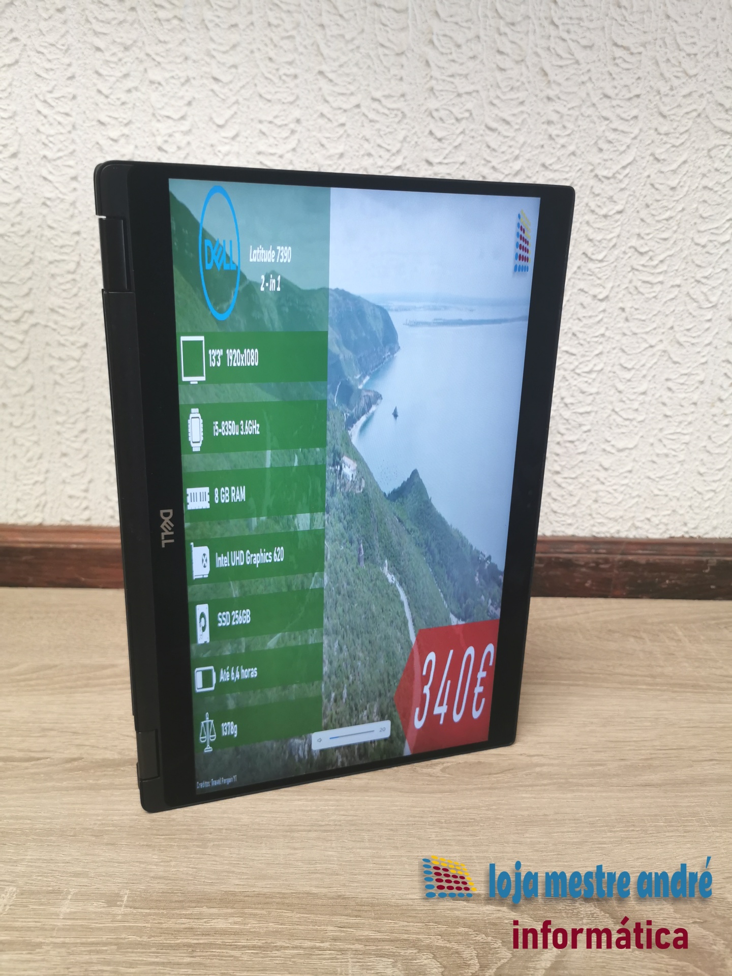 DELL Latitude 7390 2-in-1 Computador portátil Dell Latitude 7390 2-em-1 em modo tablet com especificações técnicas e preço no ecrã colocado sobre mesa