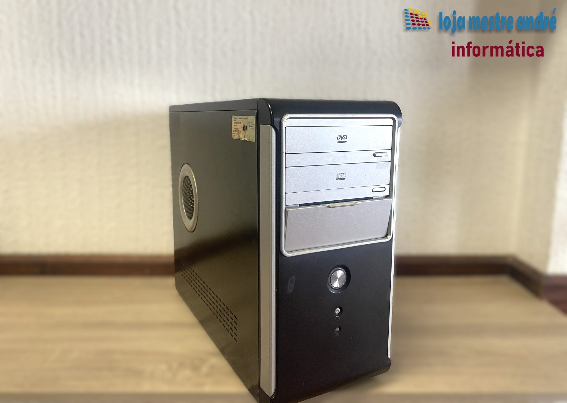 LMA B3 Computador de secretária preto com painéis prateados e leitor DVD