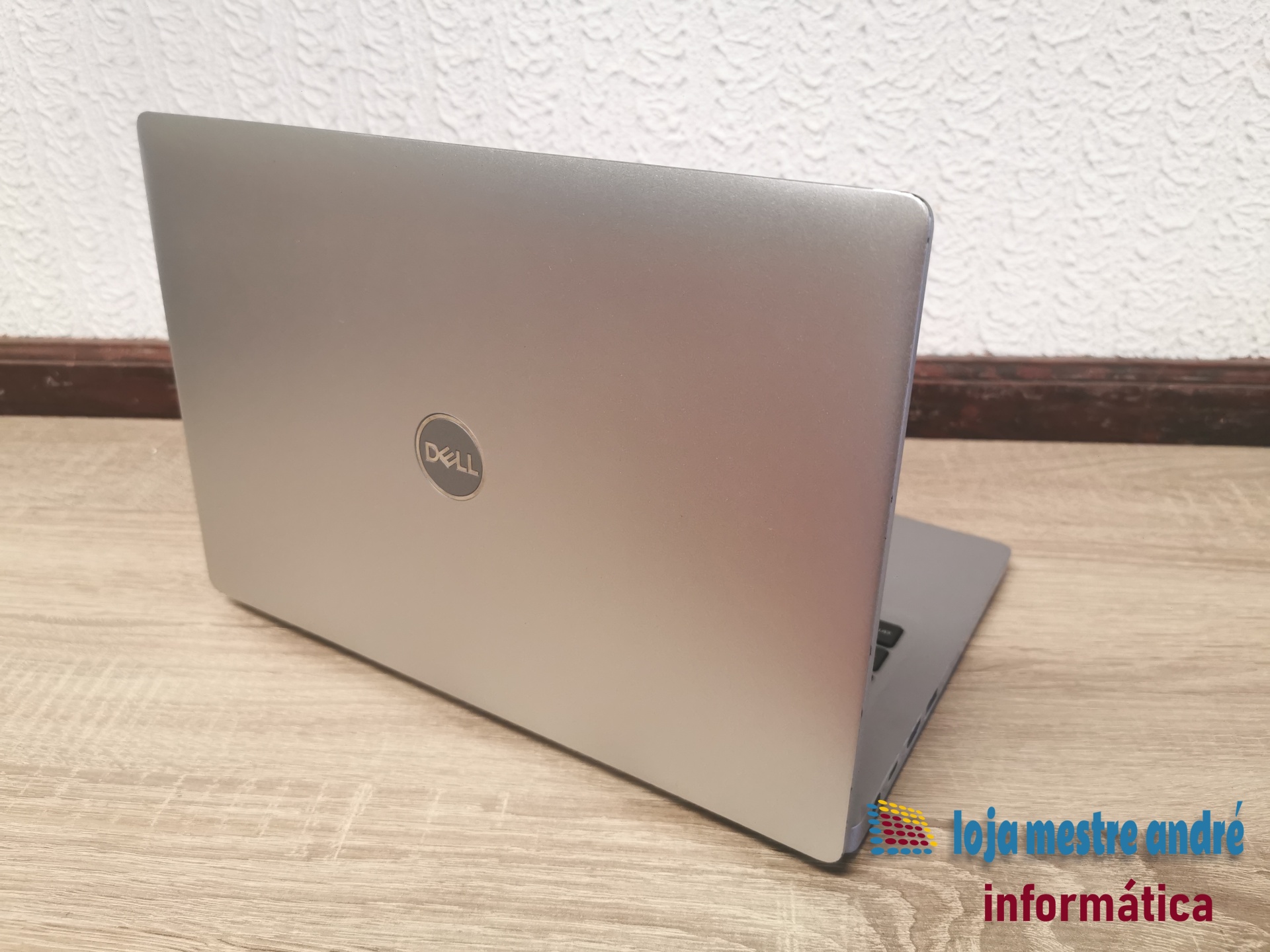 DELL Latitude 5310 Portátil Dell prateado aberto numa mesa de madeira