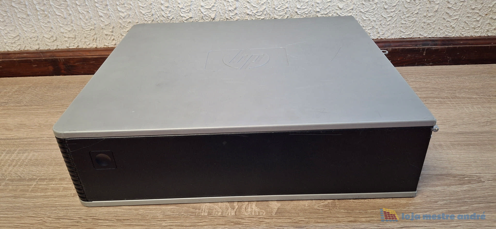 Computador desktop HP Compaq DC7900 Intel Core 2 Duo SSD 120GB HDD 500GB Windows 10 Home Aparelho electrónico quadrado preto com tampa cinzenta sobre chão de madeira