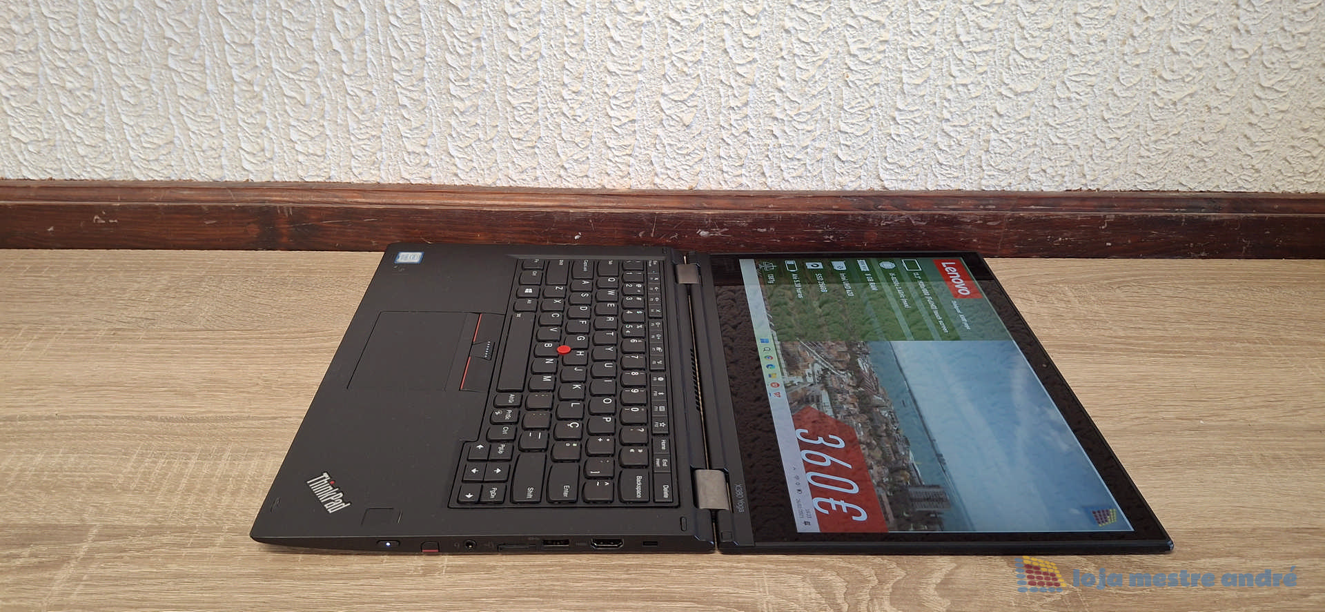 Computador portátil LENOVO Thinkpad X380 Yoga Touch-Screen IPS Full HD Intel Core i5 SSD 256GB Windows 11 PRO Portátil Lenovo ThinkPad aberto com ecrã ligado a mostrar página web