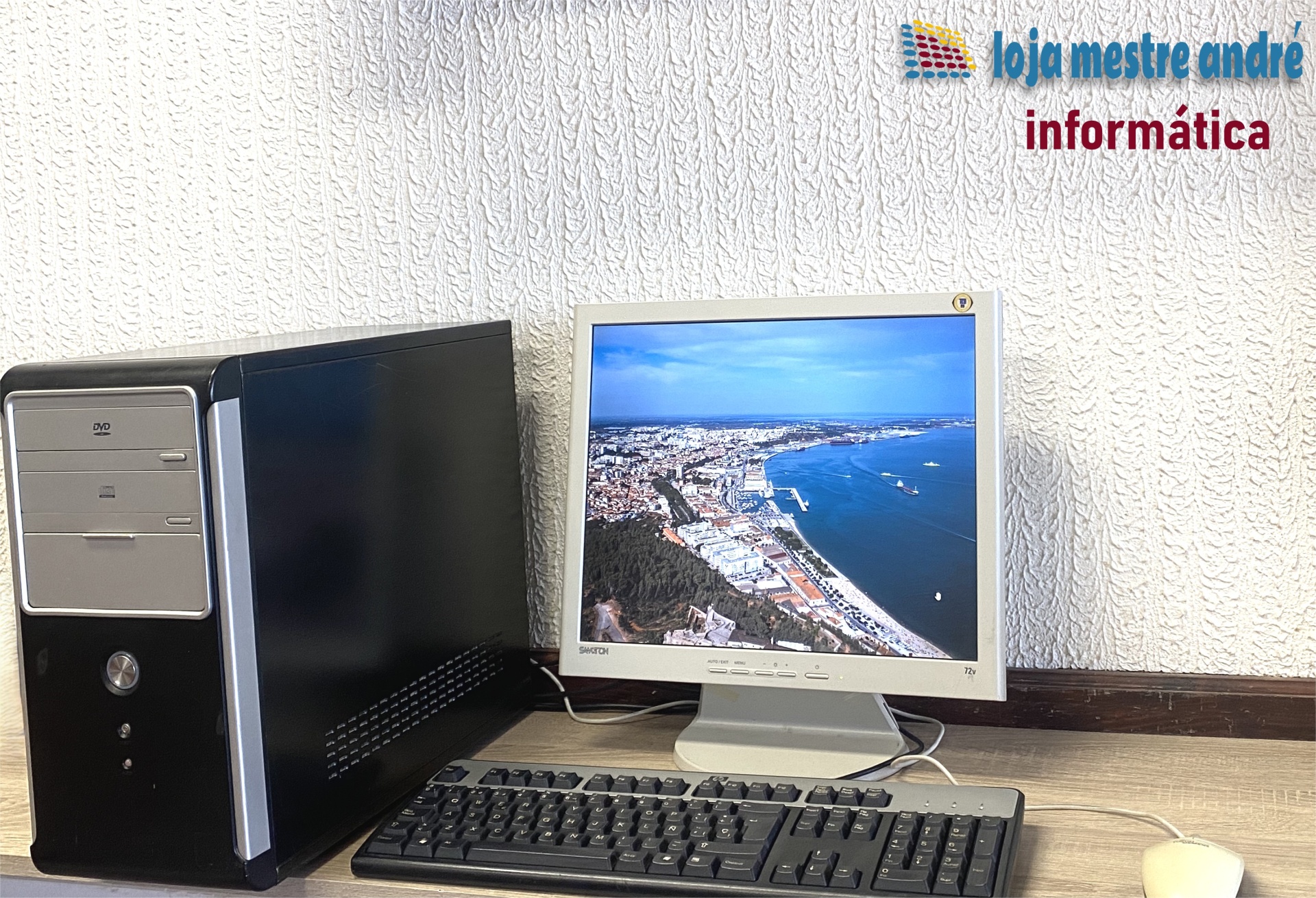 LMA B3 Computador desktop com monitor CRT e periféricos numa secretária