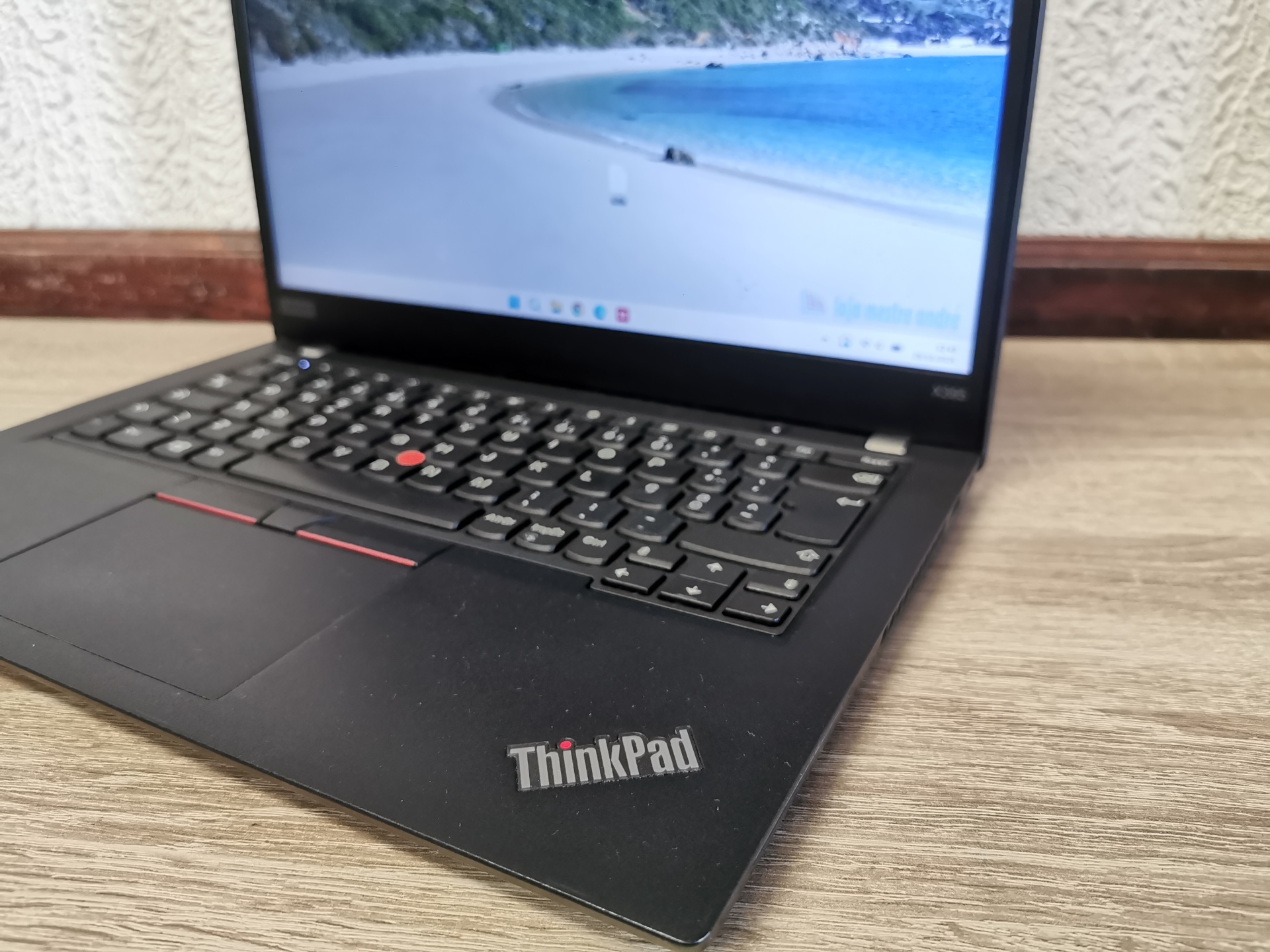 LENOVO ThinkPad X395 Computador portátil preto Lenovo ThinkPad X395 com teclado e ecrã com fundo de praia azul