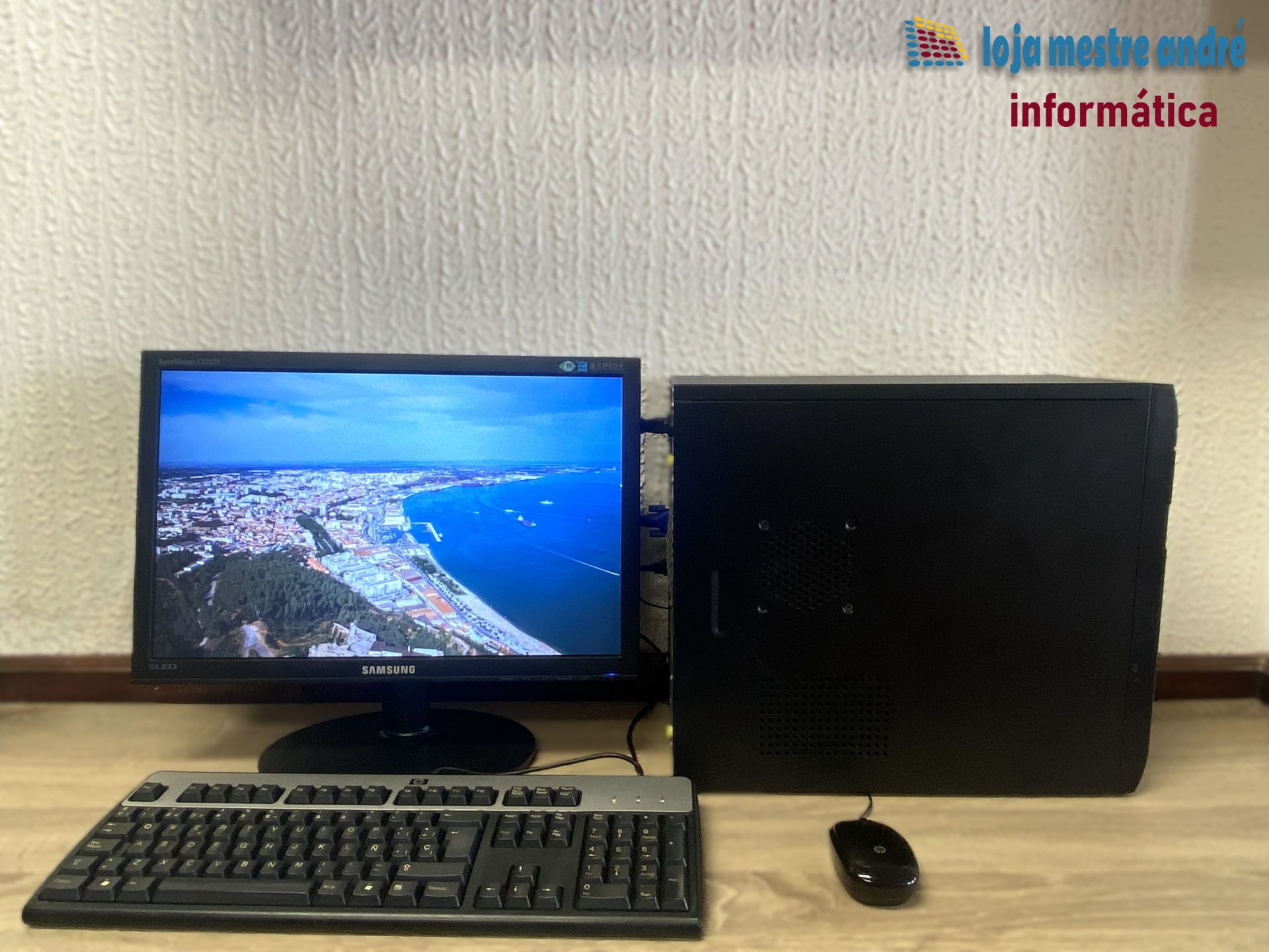 TSUNAMI Computador de secretária com monitor Samsung LED e acessórios sobre mesa de madeira
