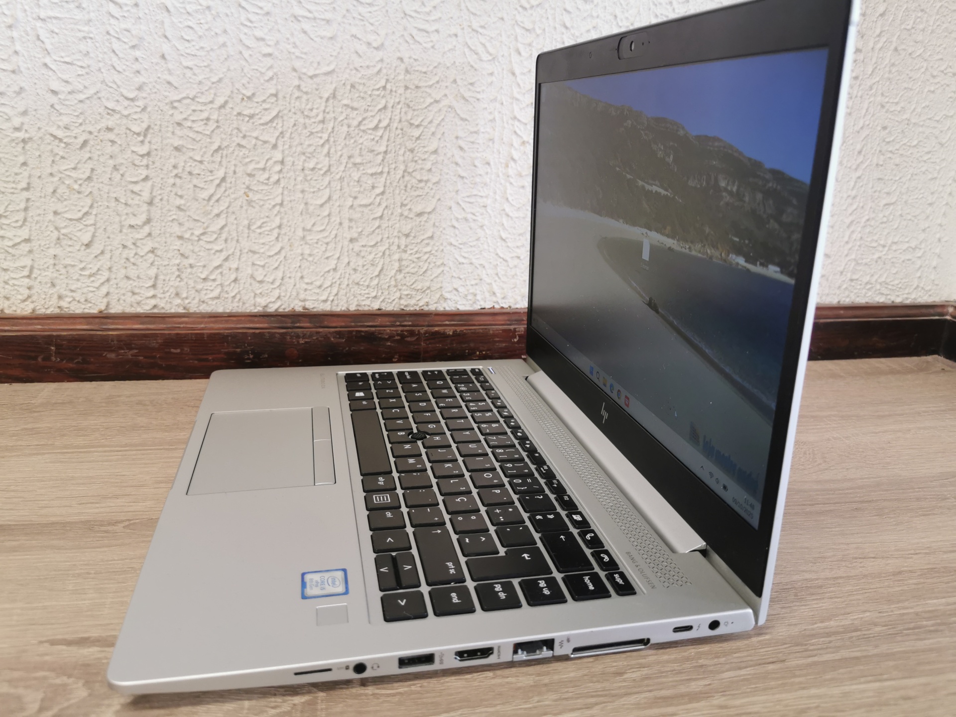 HP Elitebook 840 G5 - Intel Core i5 - 8GB ram - SSD 256GB - Windows 11 PRO Computador portátil aberto cinzento com teclado preto e ecrã ligado