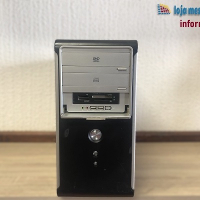 Torre de computador preta com painel cinza e várias entradas e leitores frontais