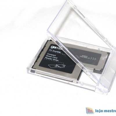 Estojo acrílico transparente com dois cartões de papel escuro e texto branco