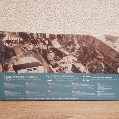 Embalagem de switch de rede D-Link 16 Port Wired Switch em fundo azul com imagem de escritório