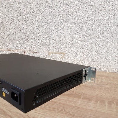 Caixa equipamento eletrônico preto com ventilação lateral e suporte metálico