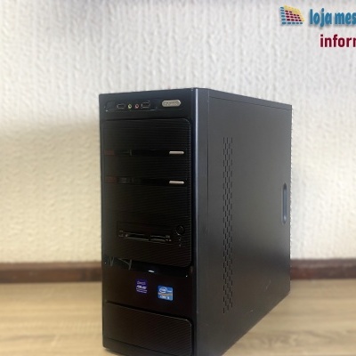 Computador de secretária preto com ranhuras, portas USB, áudio e etiquetas ASUS e Intel